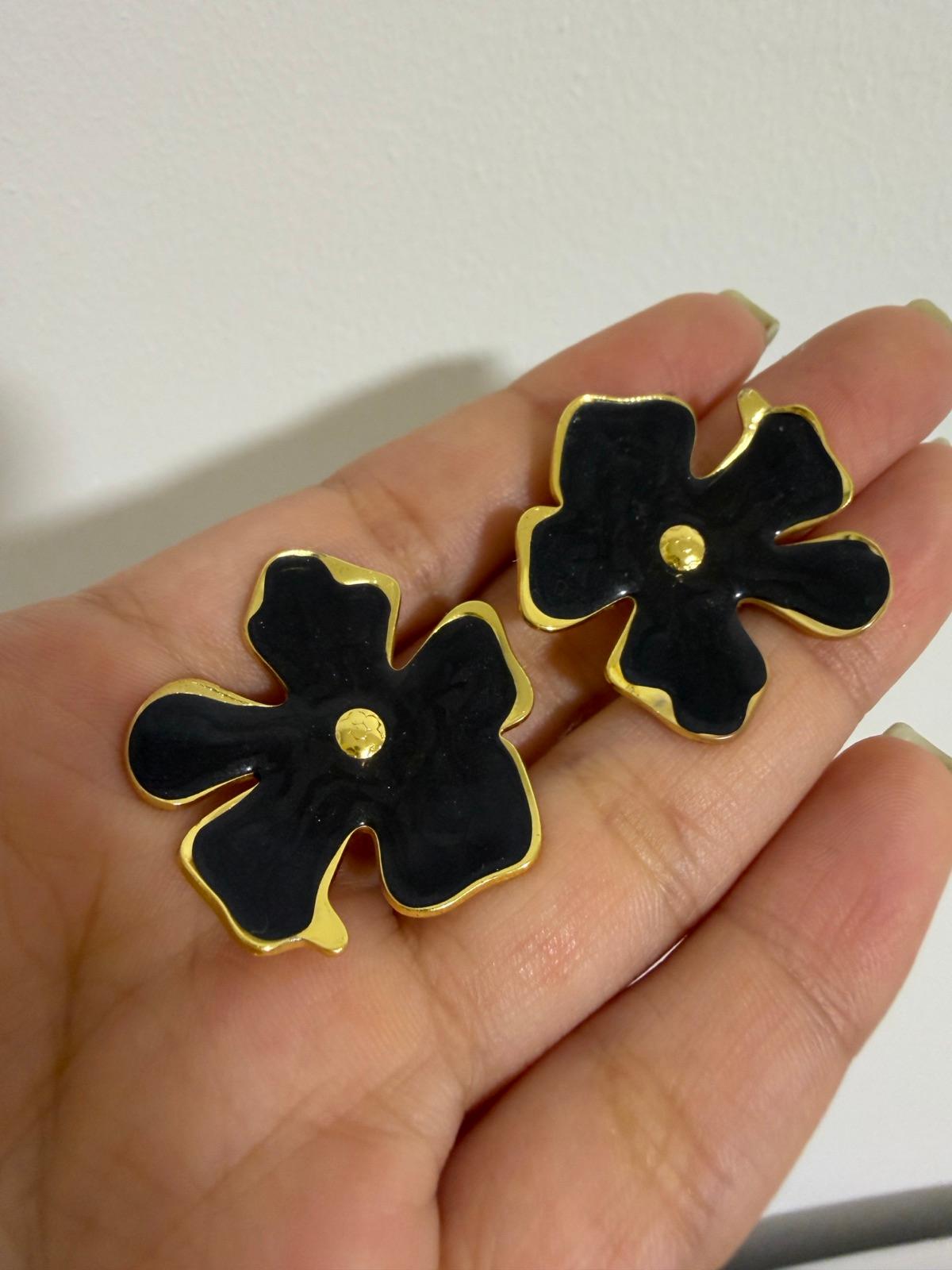 Zarcillos en forma de flor negros y dorados, foto 2 de 2