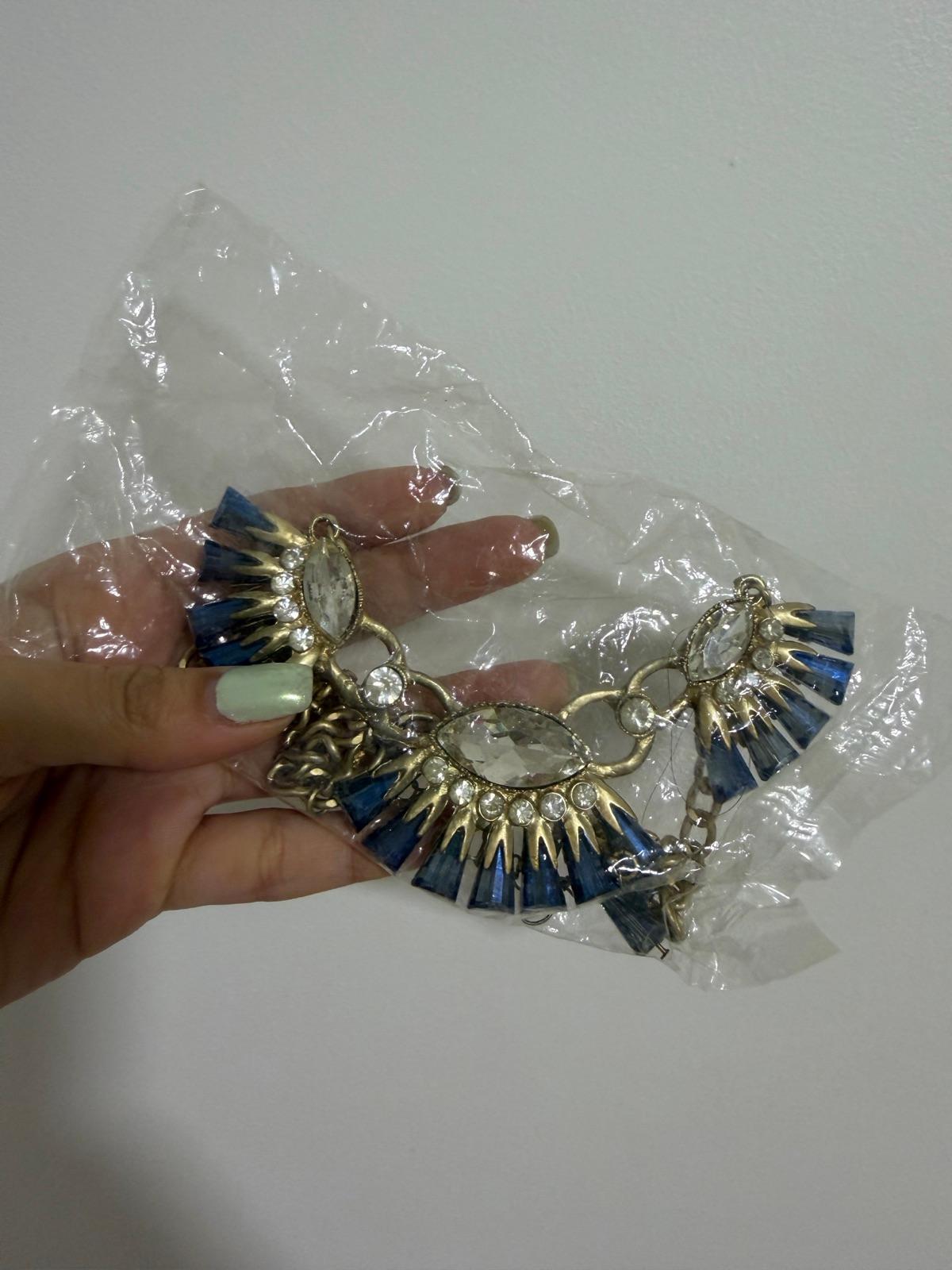 Collar dorado con cristales azules y transparentes, foto 3 de 3