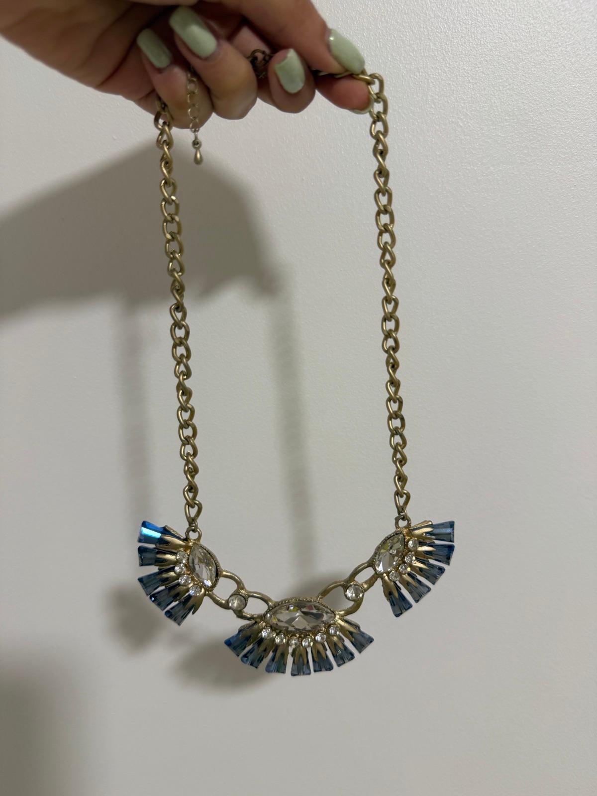 Collar dorado con cristales azules y transparentes, foto 2 de 3