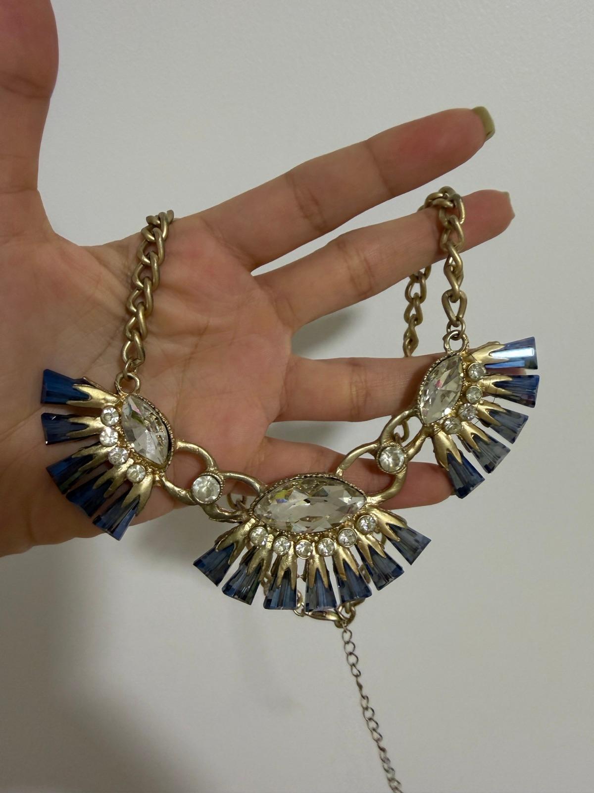 Collar dorado con cristales azules y transparentes, foto 1 de 3