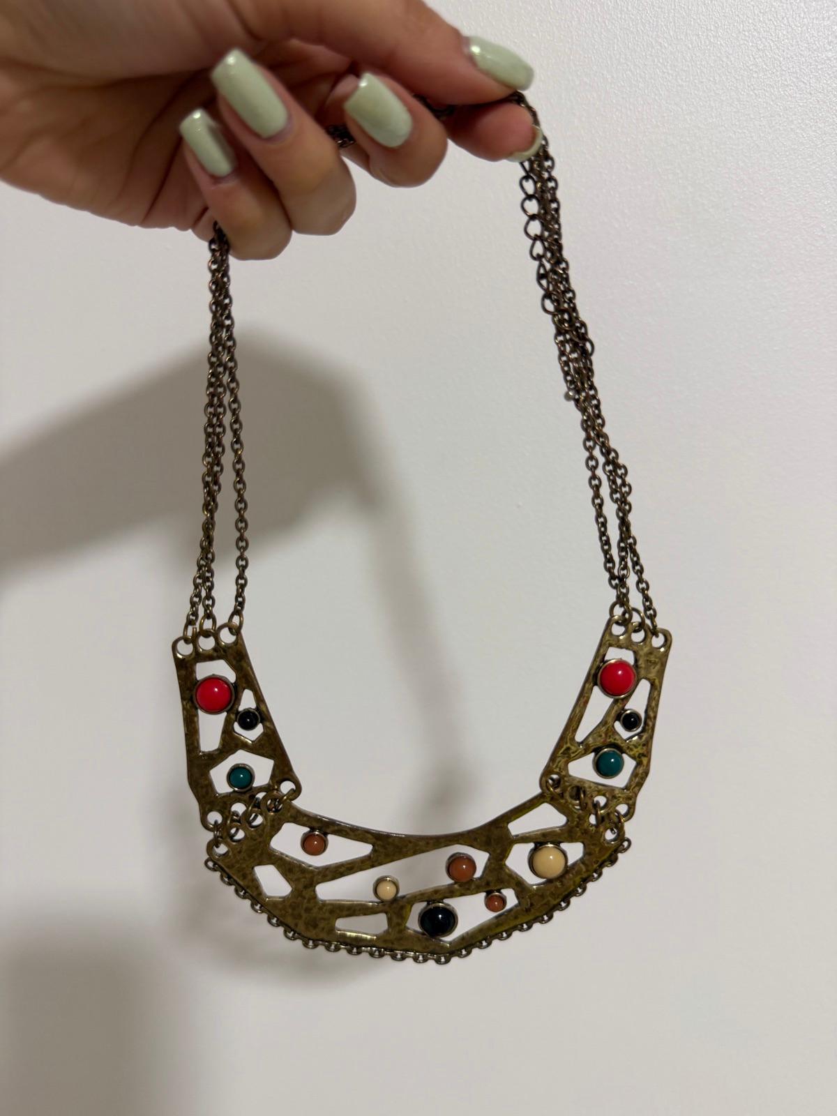 Collar de metal dorado con cuentas de colores, foto 2 de 3