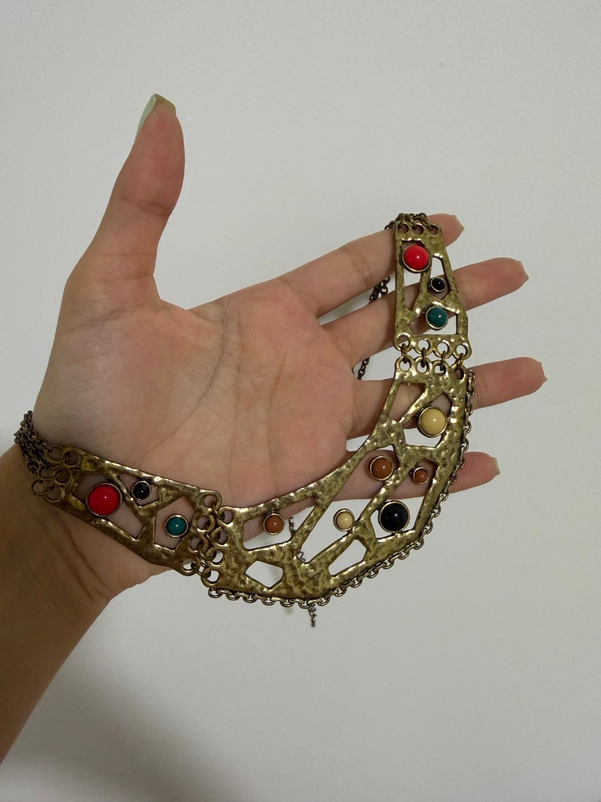 Collar de metal dorado con cuentas de colores, foto 1 de 3