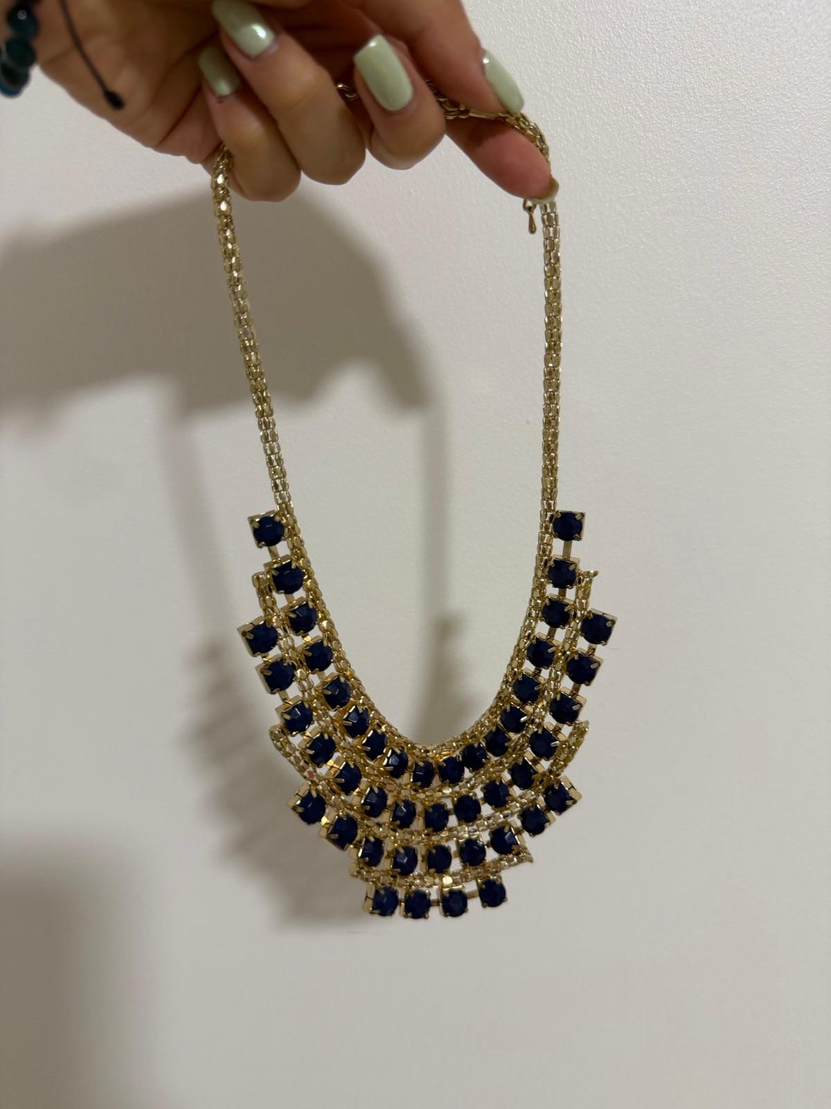 Collar dorado con piedras azules, foto 2 de 3