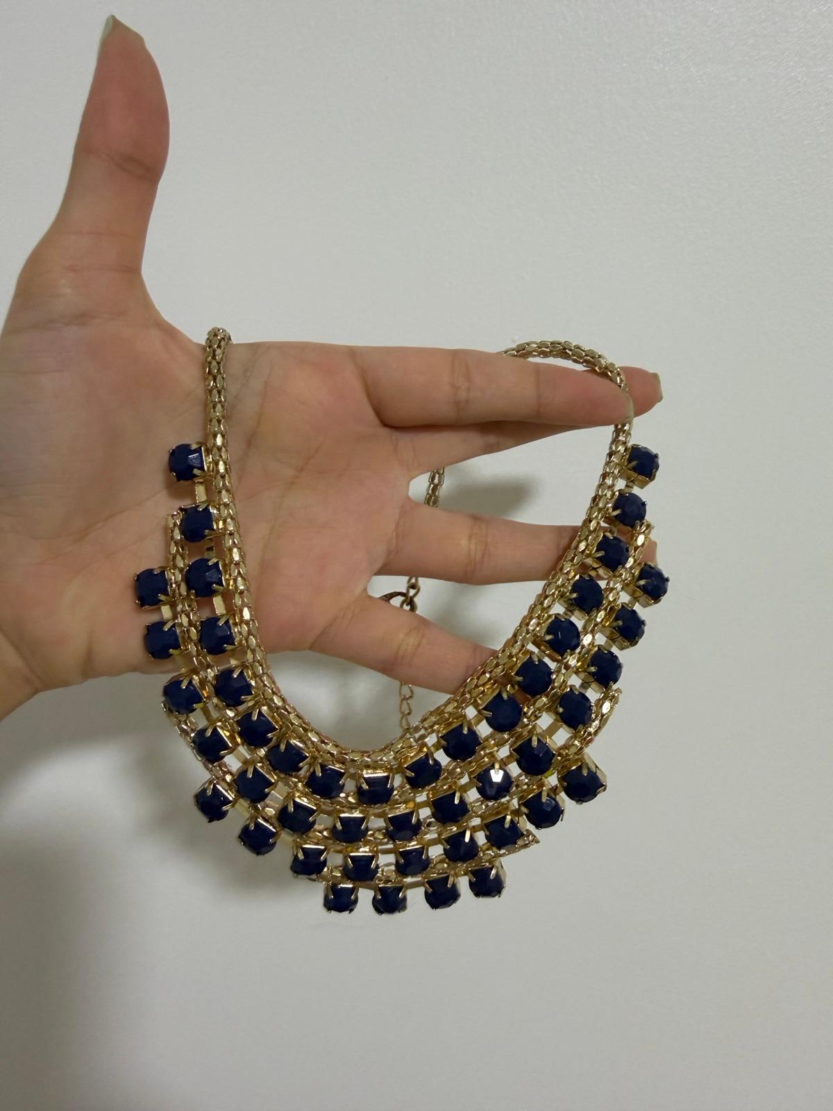 Collar dorado con piedras azules, foto 1 de 3