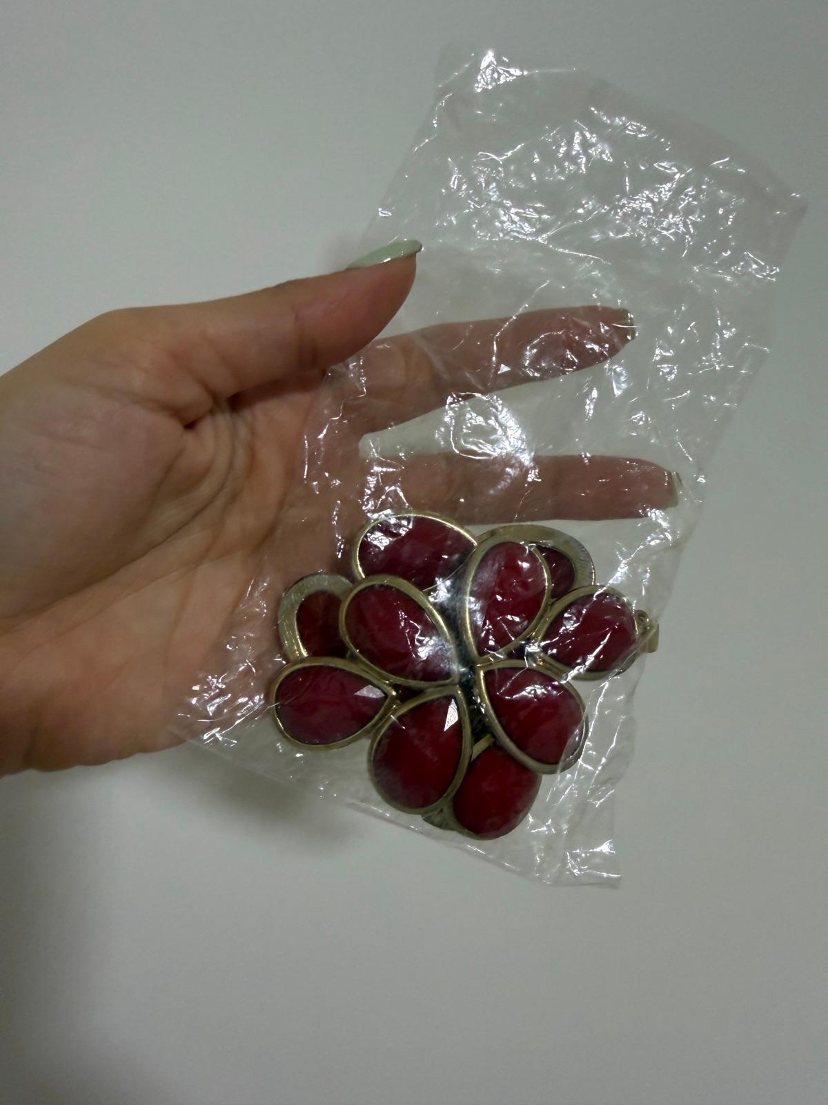 Anillo grande con piedras rojas y diseño de flor, foto 2 de 2