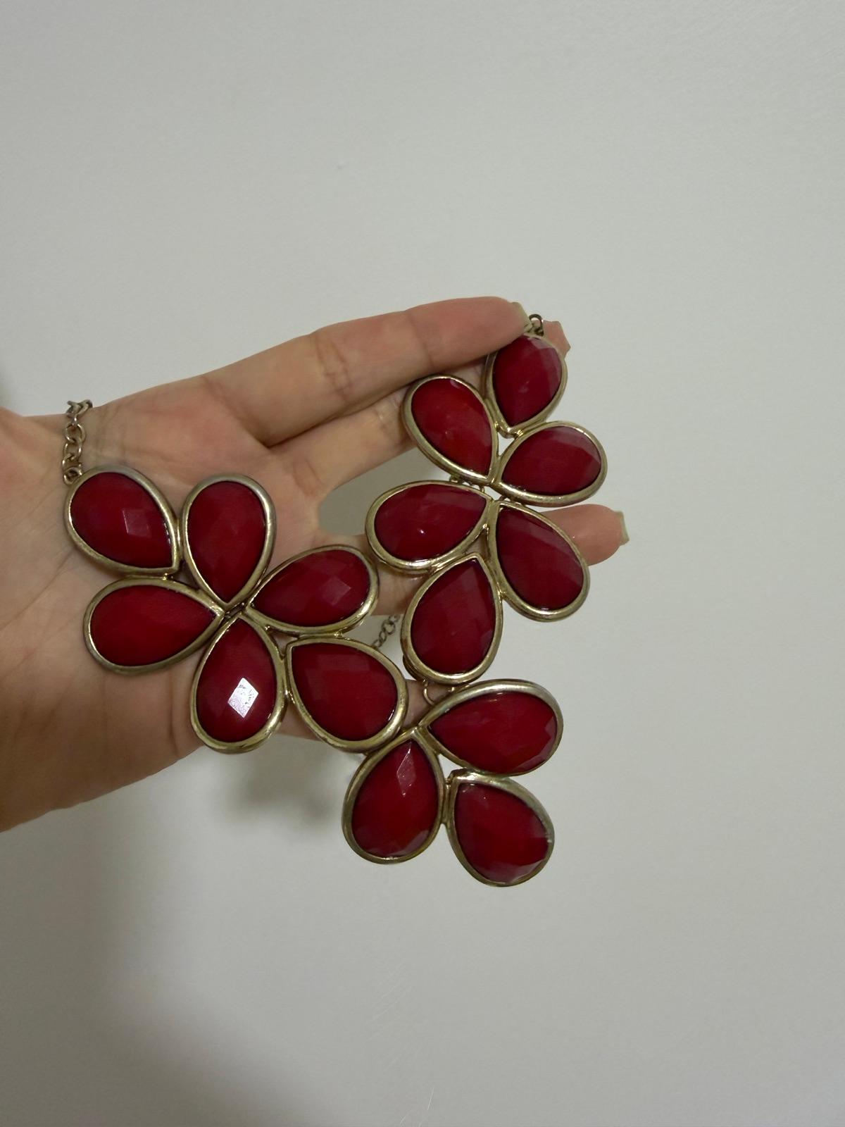 Anillo grande con piedras rojas y diseño de flor, foto 1 de 2