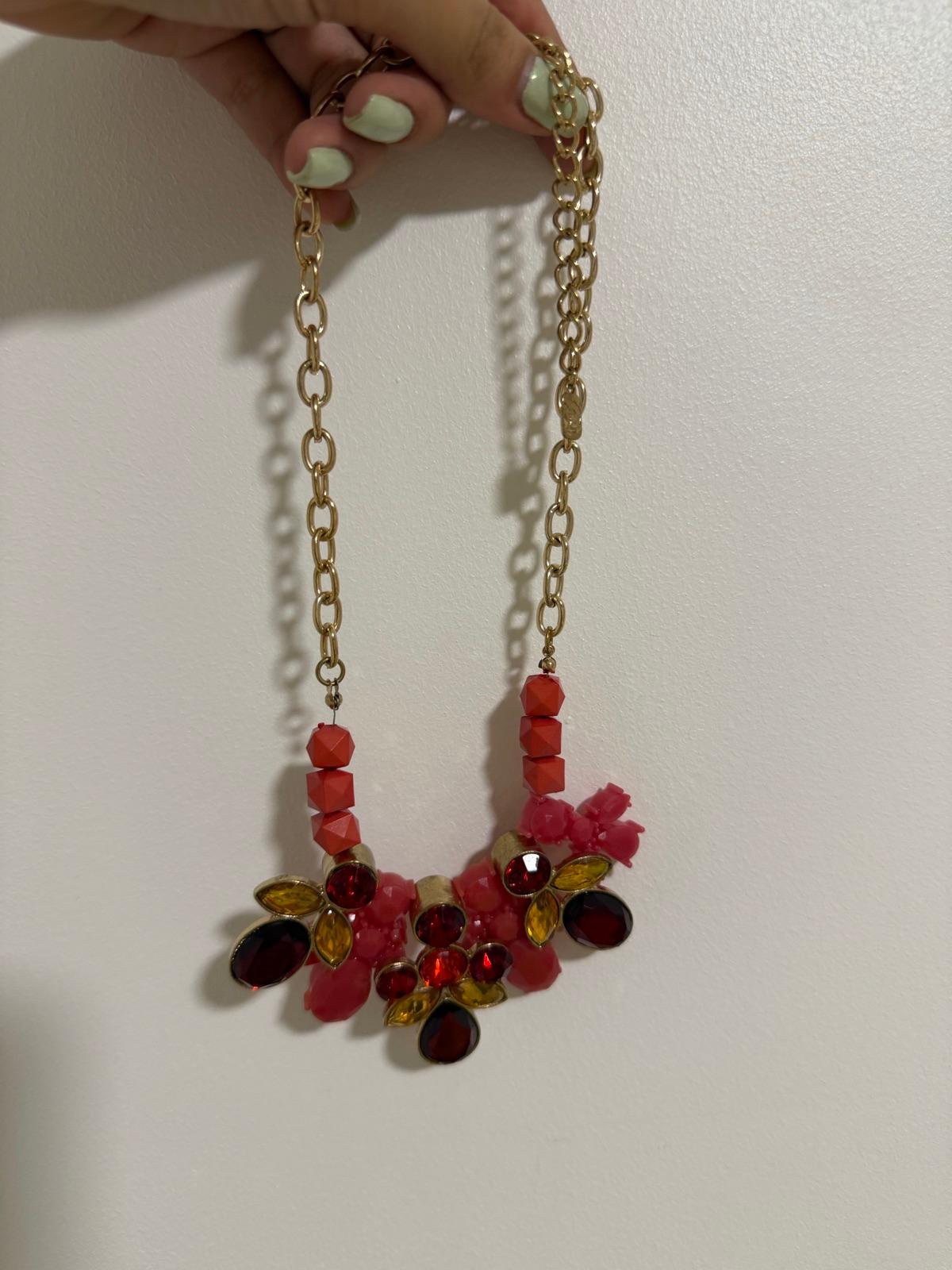 Collar dorado con piedras rojas y amarillas, foto 2 de 3