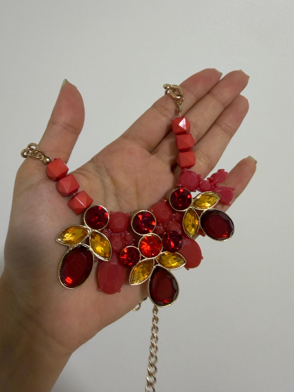Collar dorado con piedras rojas y amarillas, foto 1 de 3