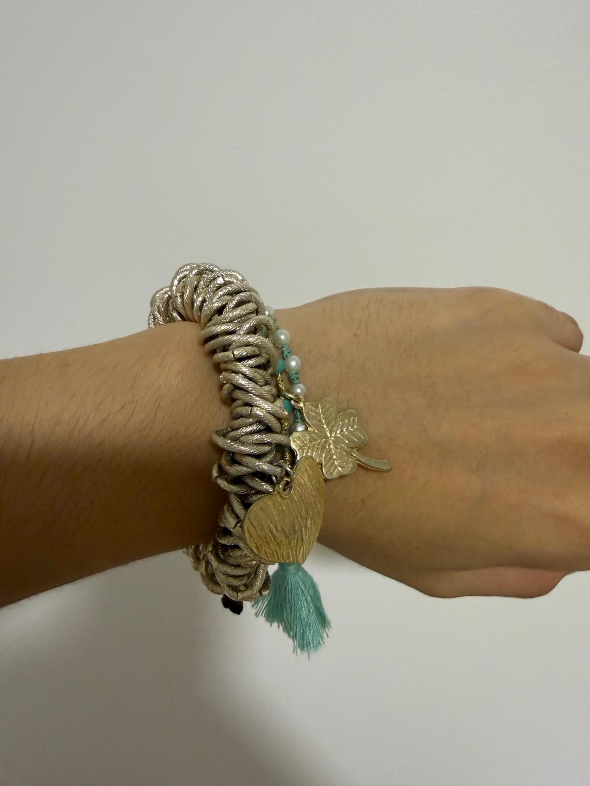 Pulseras múltiples con dijes, foto 1 de 2