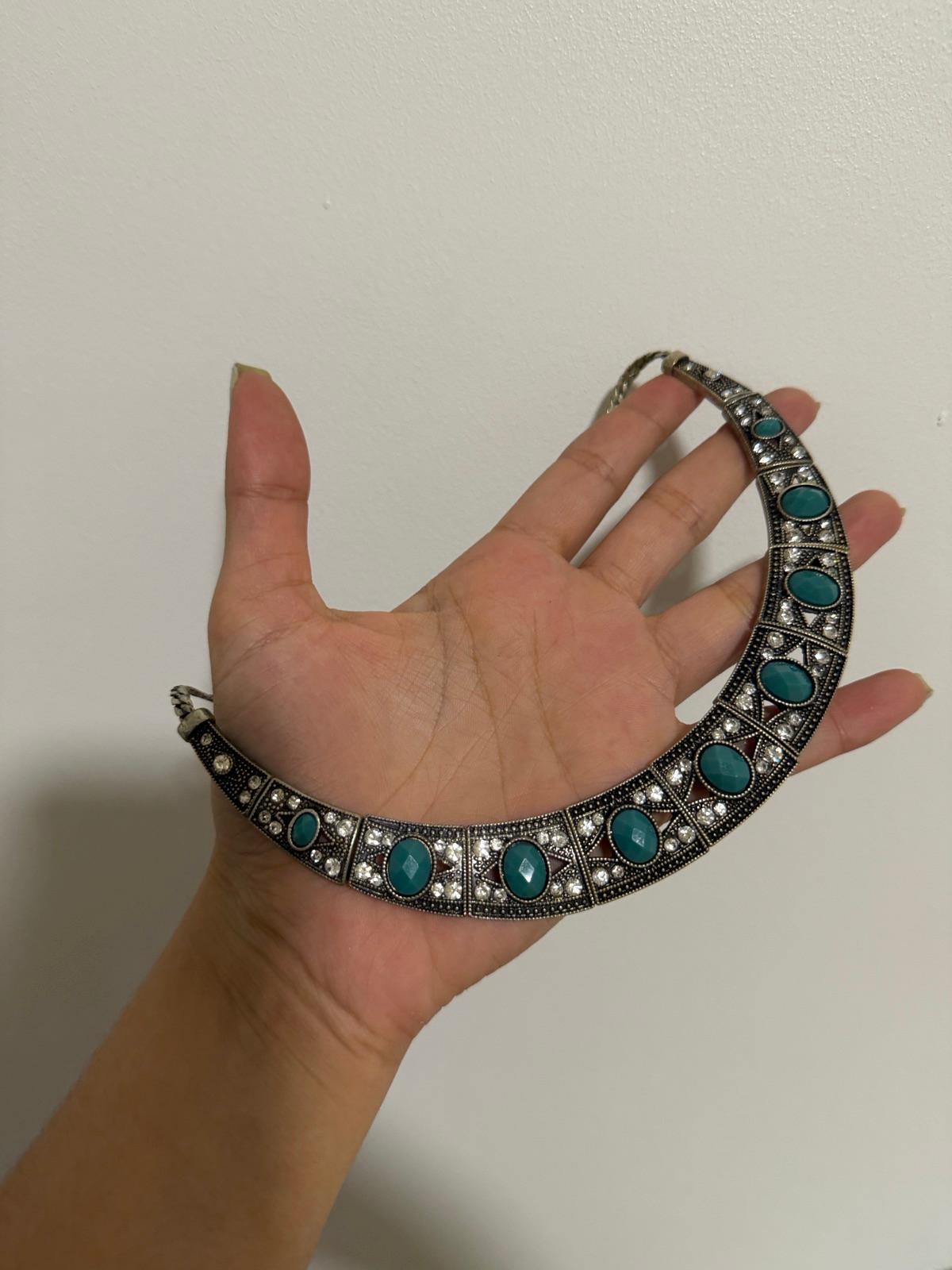 Collar gargantilla de metal plateado con piedras turquesas y cristales, foto 1 de 2