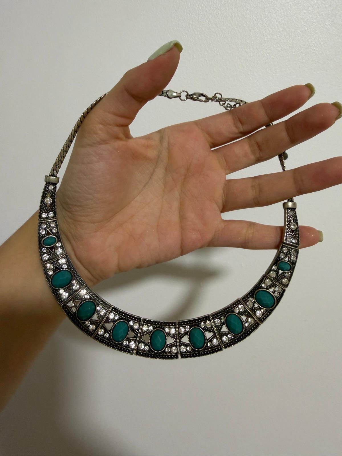 Collar gargantilla de metal plateado con piedras turquesas y cristales, foto 2 de 2