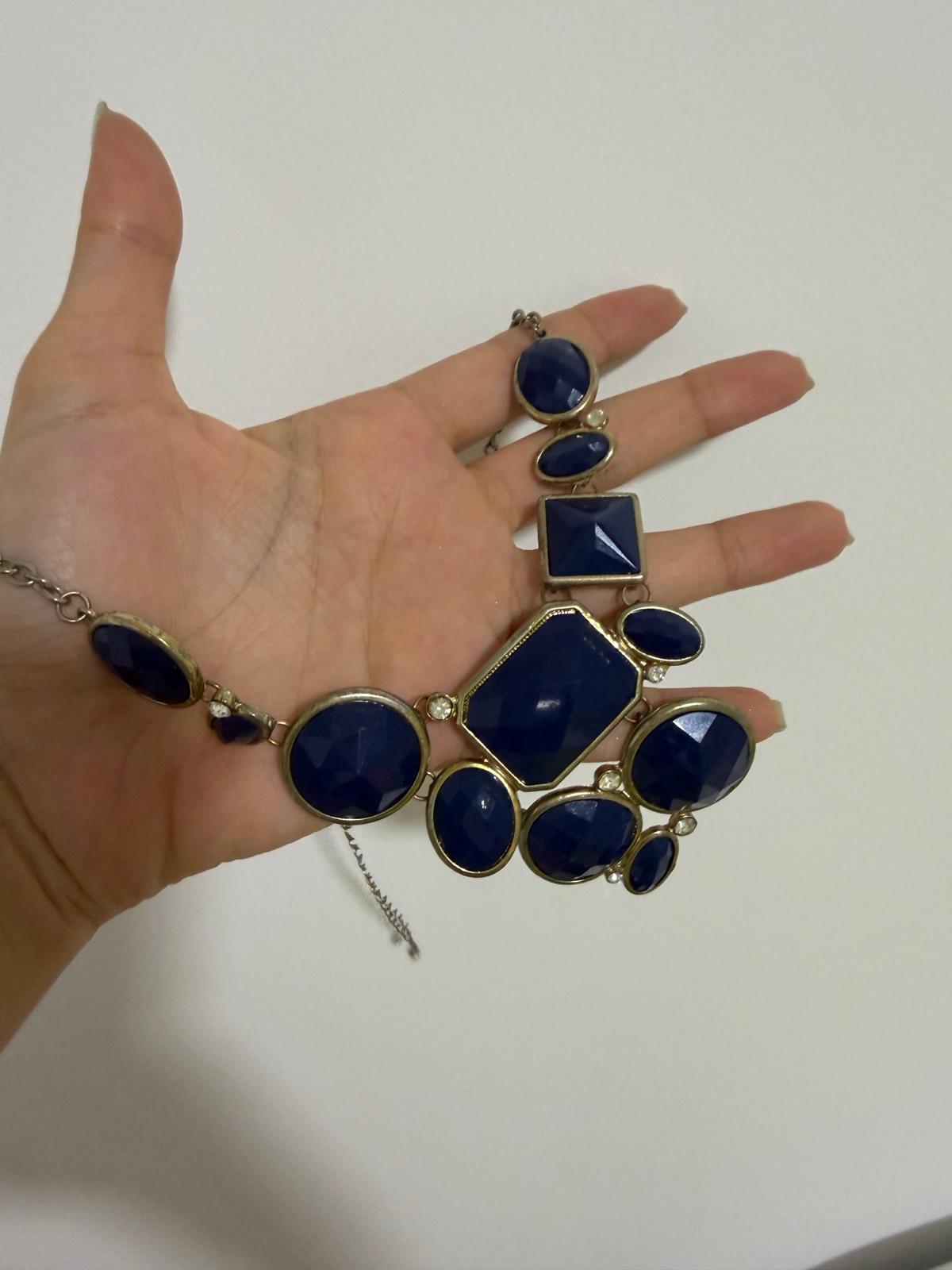 Collar dorado con piedras azules, foto 1 de 3