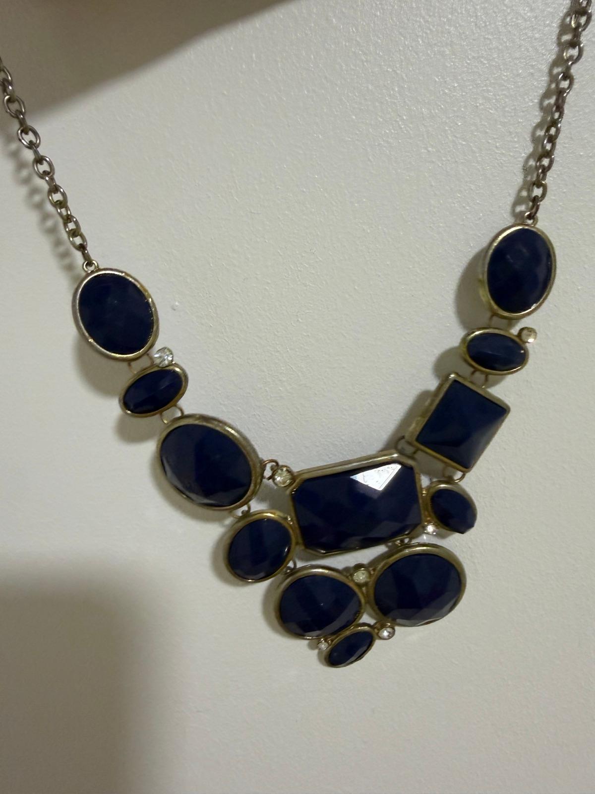 Collar dorado con piedras azules, foto 2 de 3