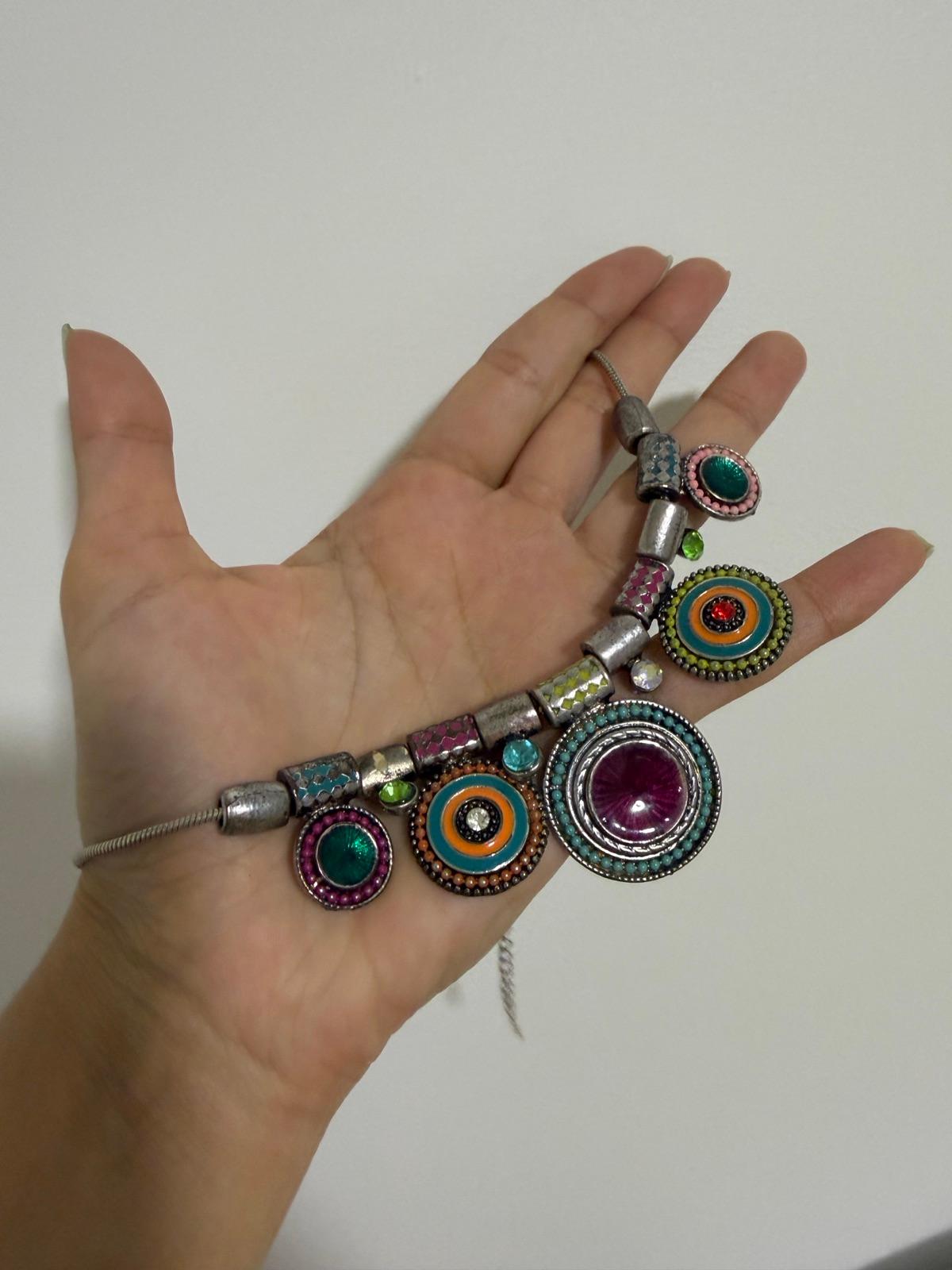 Collar de bisutería con dijes coloridos, foto 2 de 3