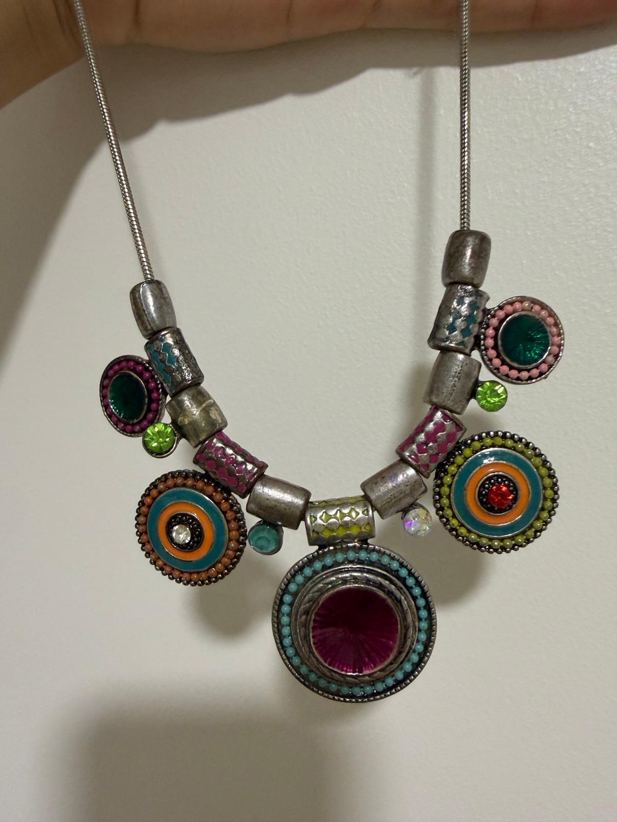 Collar de bisutería con dijes coloridos, foto 1 de 3