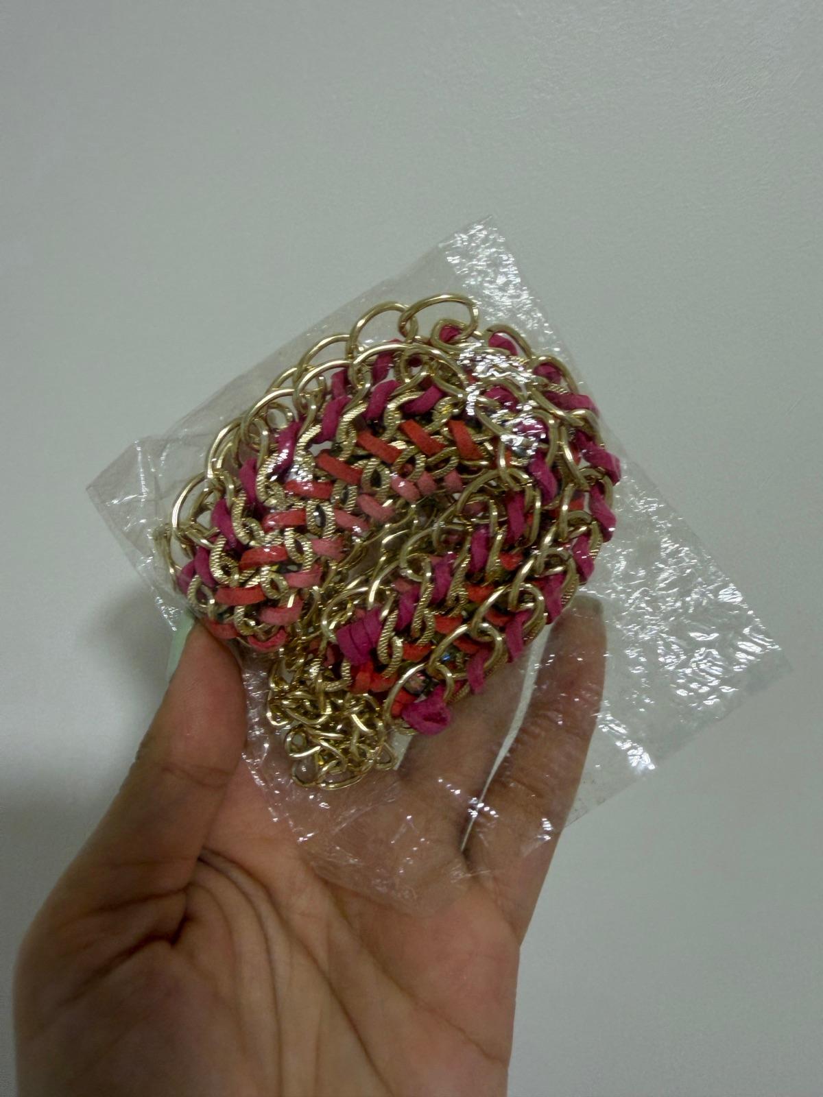 Collar de cadena y cinta fucsia y dorada, foto 2 de 2