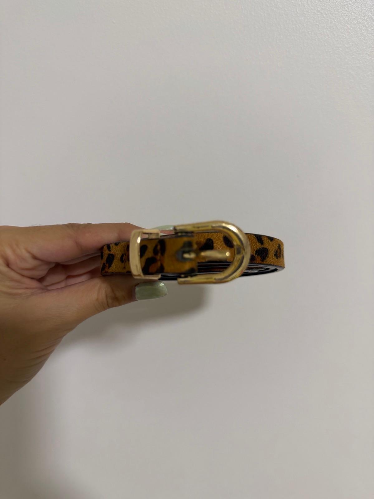 Cinturón estampado de leopardo con hebilla dorada, foto 1 de 2