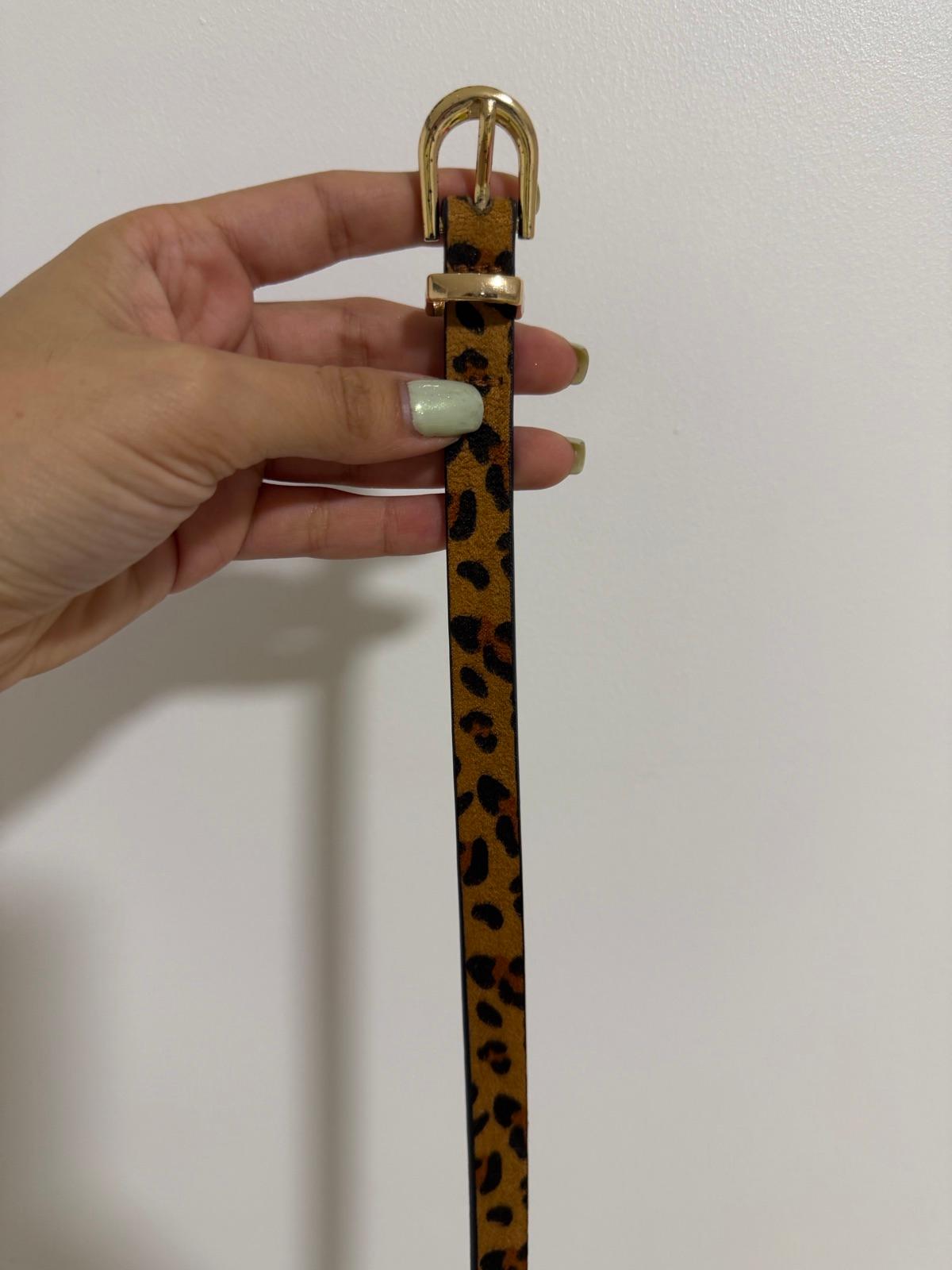 Cinturón estampado de leopardo con hebilla dorada, foto 2 de 2