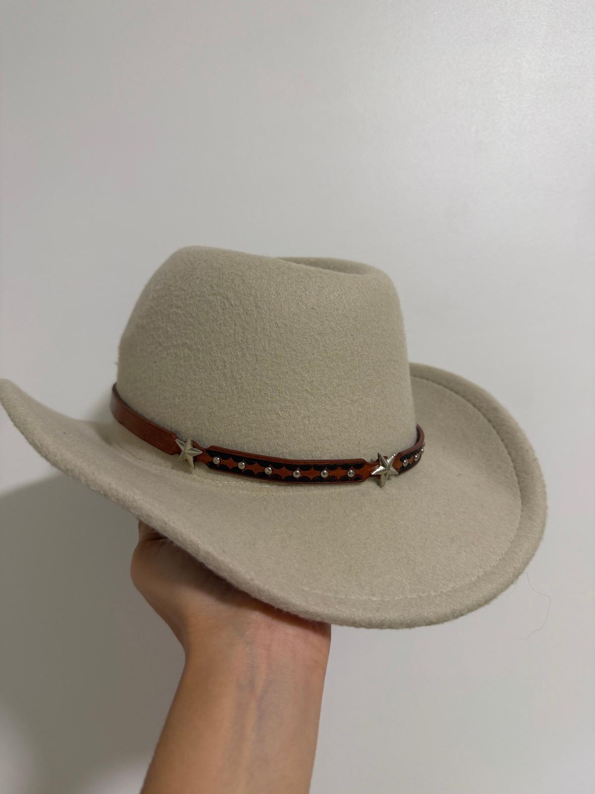 Sombrero estilo vaquero color beige con cinta marrón, foto 1 de 2