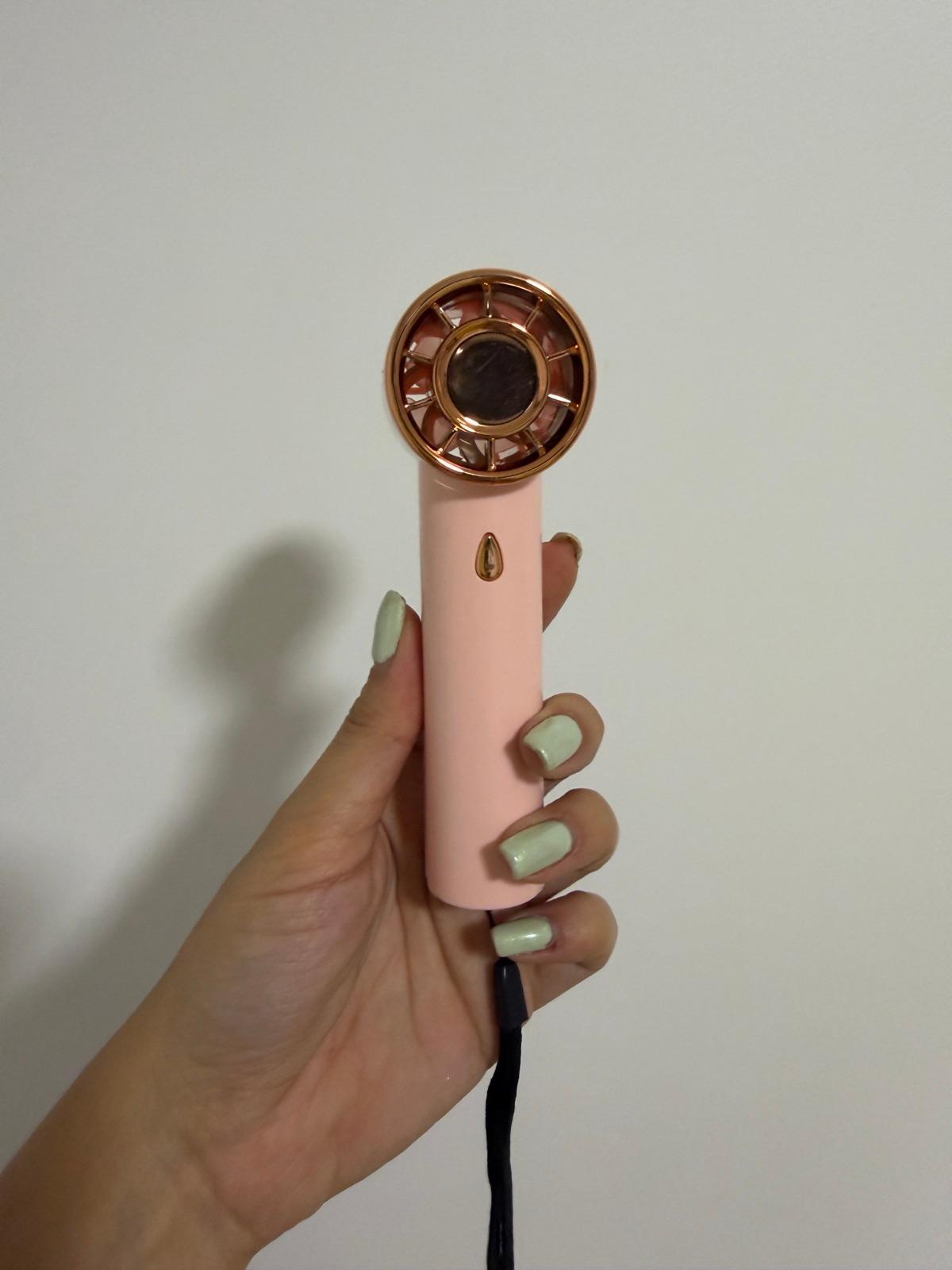 Mini ventilador portátil rosado, foto 1 de 2
