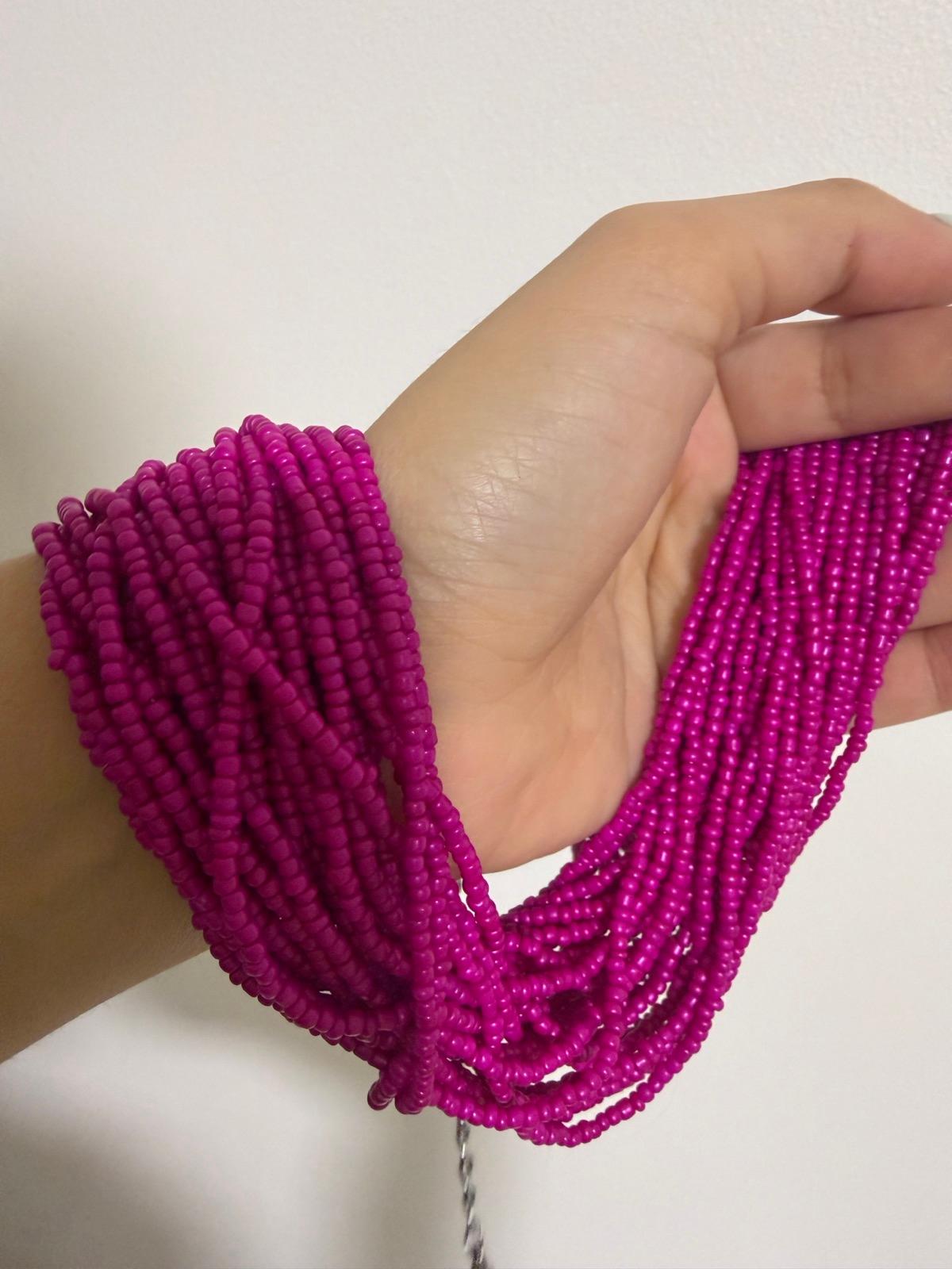 Collar de múltiples hileras de cuentas fucsia, foto 2 de 2