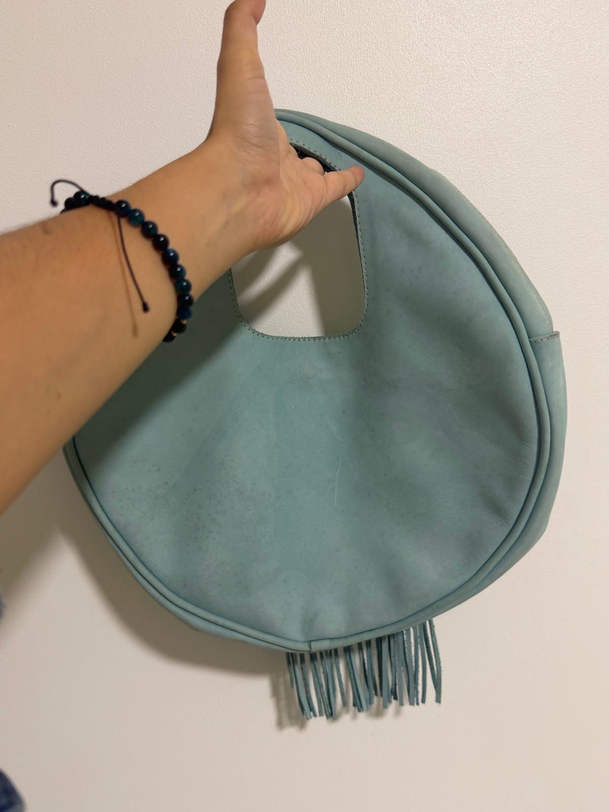 Cartera circular de gamuza azul claro con flecos, foto 2 de 2