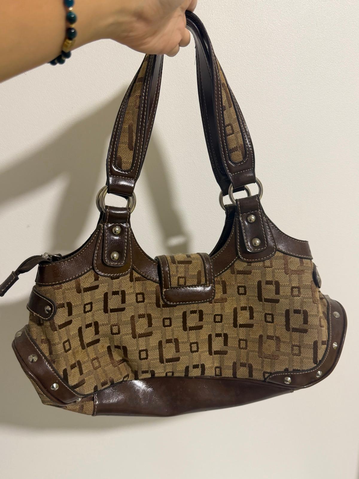 Cartera de mano marrón con patrón geométrico y detalles de cuero sintético, foto 2 de 2