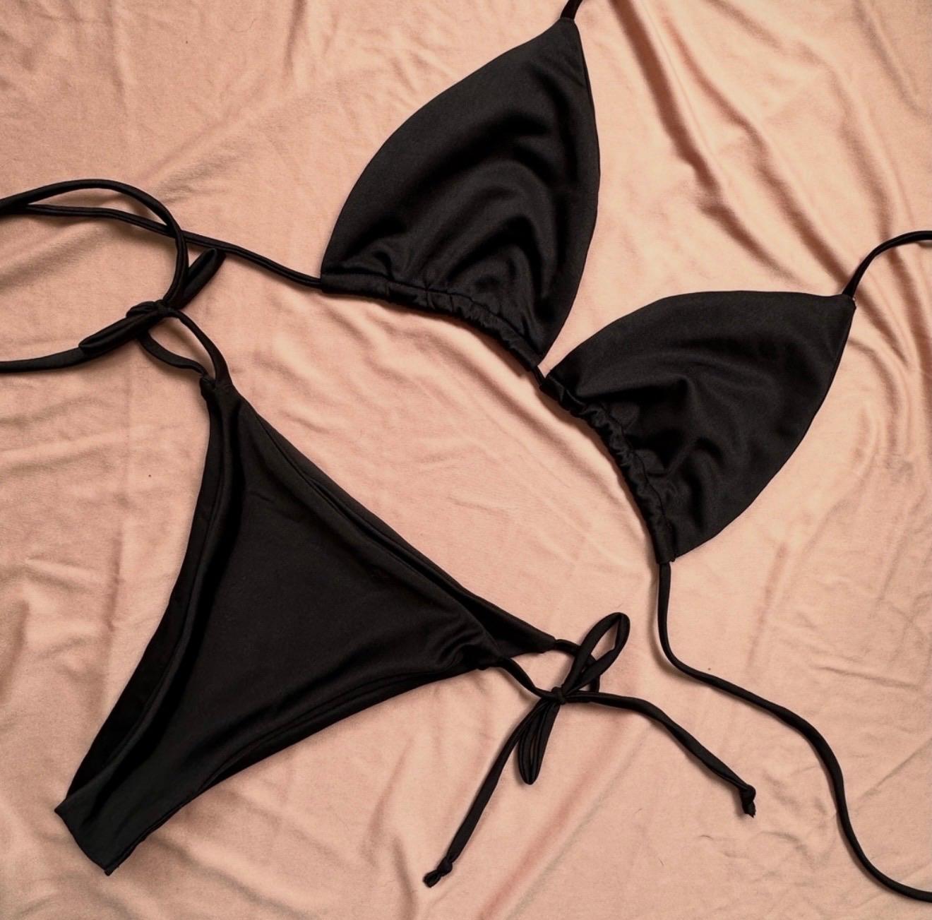 Traje de baño bikini negro, foto 1 de 1