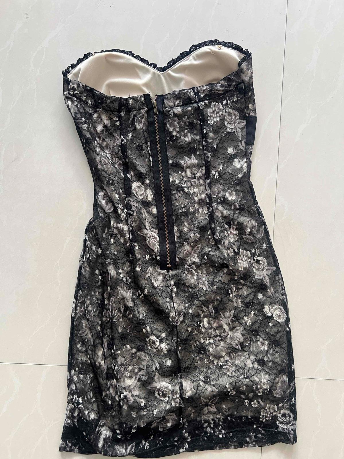 Vestido corto con encaje estampado floral, foto 3 de 3