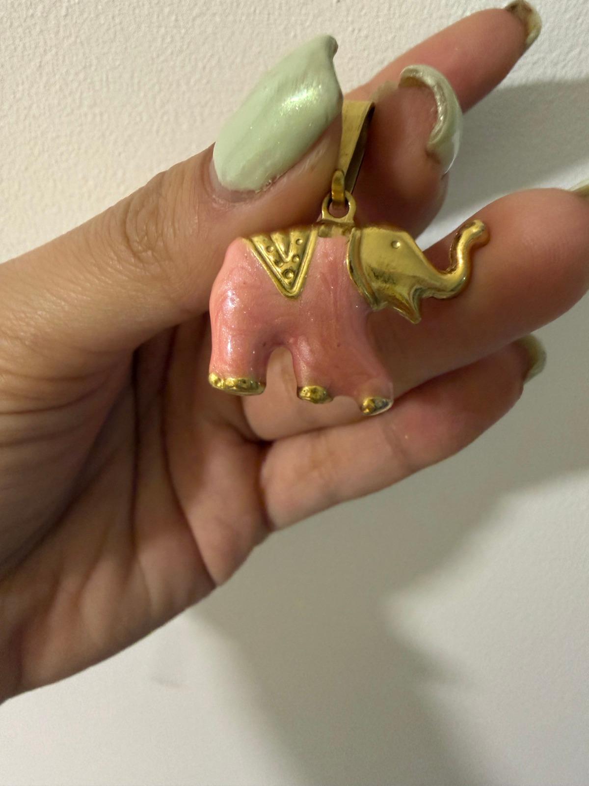 Dije de elefante dorado y esmalte rosado, foto 1 de 1