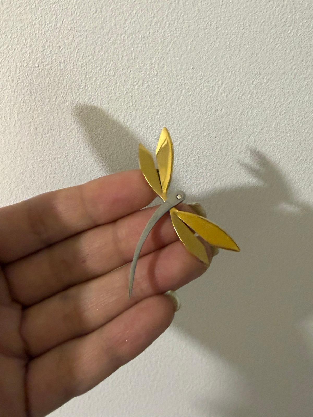 Dije o colgante en forma de libélula dorado y plateado, foto 1 de 2