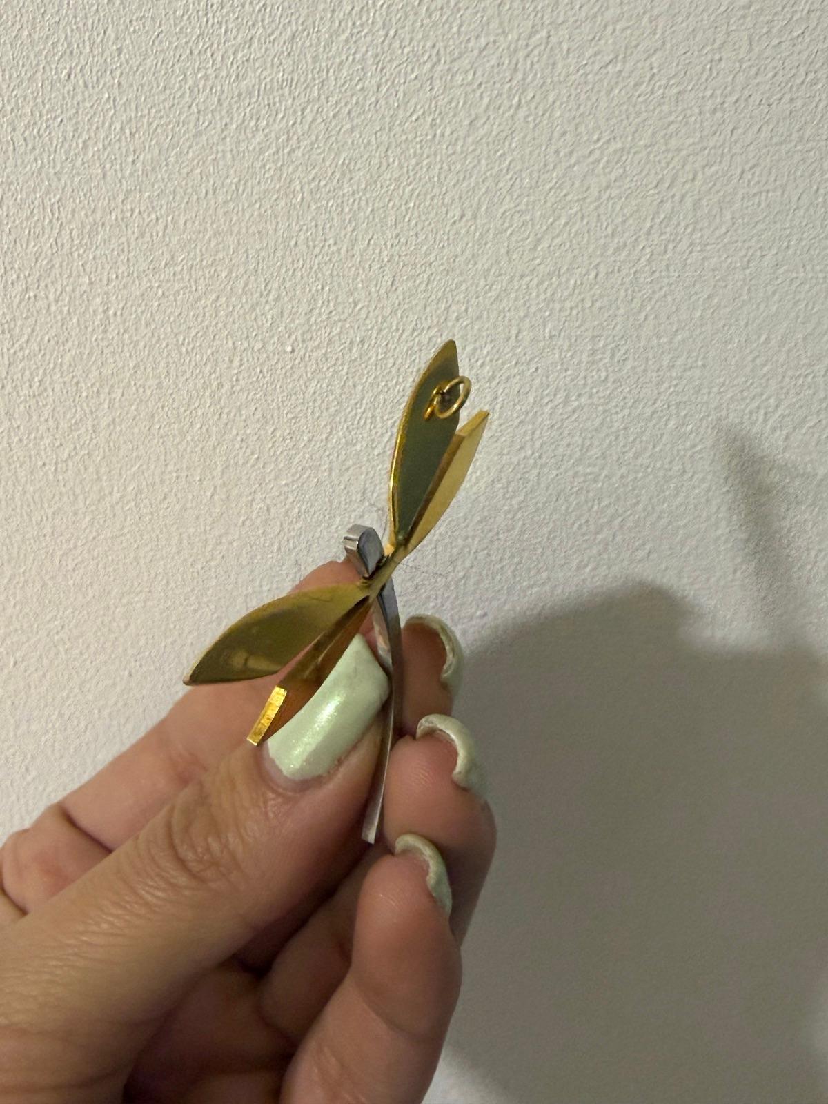 Dije o colgante en forma de libélula dorado y plateado, foto 2 de 2