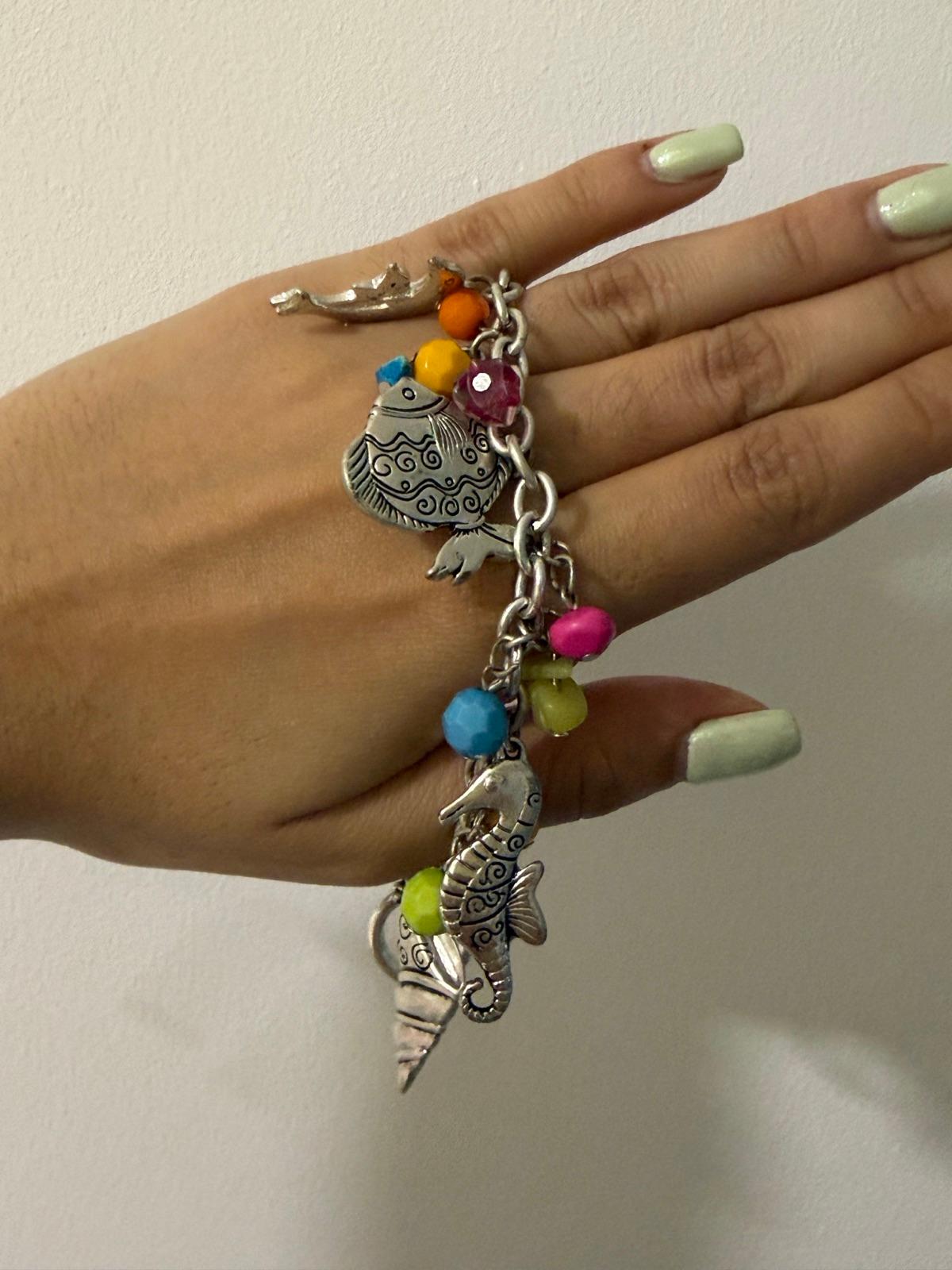 Pulsera de dije colorida con motivos marinos, foto 2 de 3