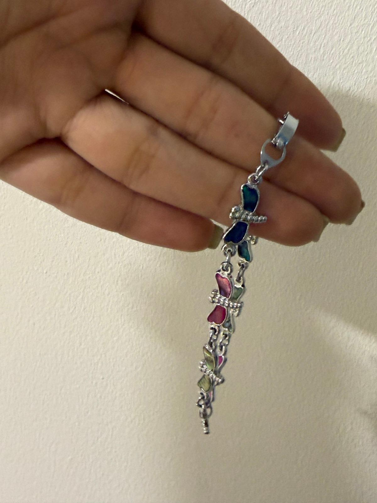 Pulsera de metal plateado con dijes de mariposas de colores, foto 2 de 2