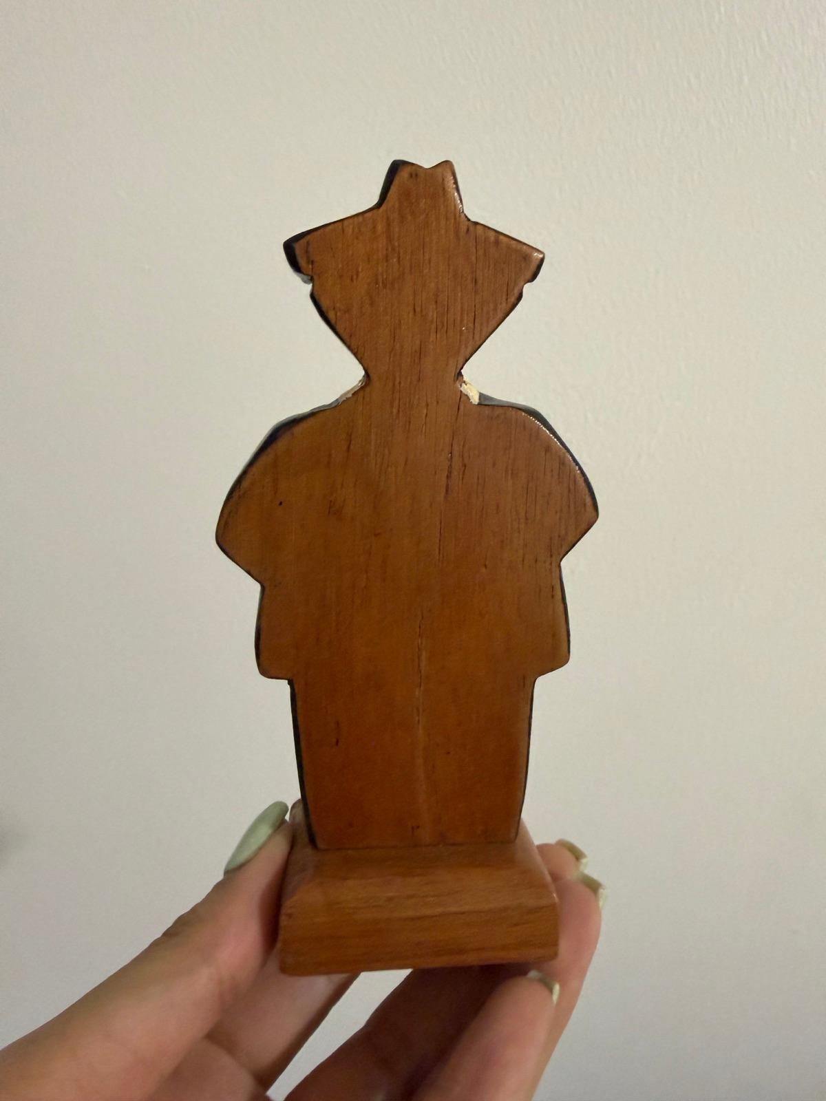 Figura de madera tallada de José Gregorio Hernández, foto 2 de 2