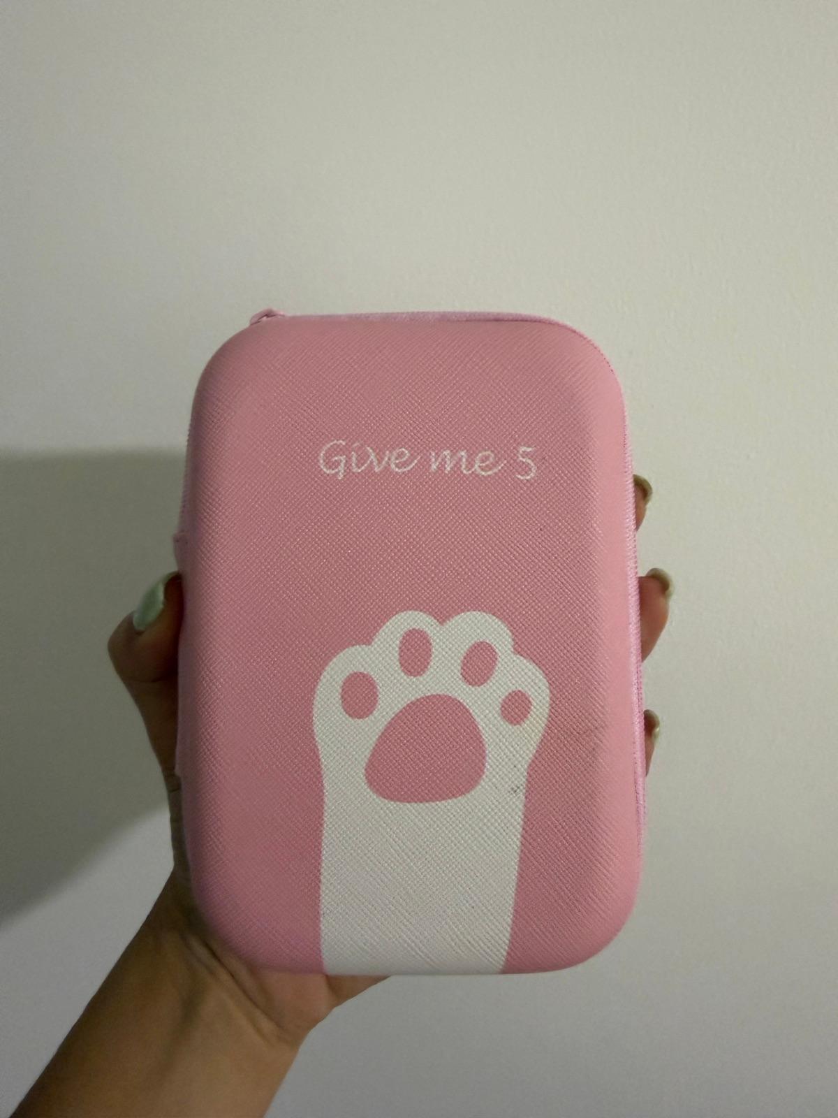 Estuche organizador rosa con diseño de huella, foto 1 de 2