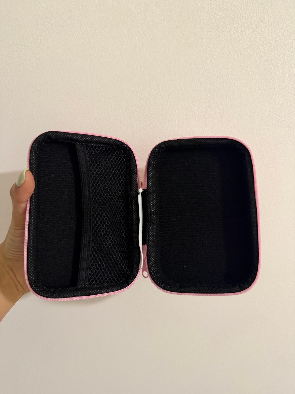 Estuche organizador rosa con diseño de huella, foto 2 de 2