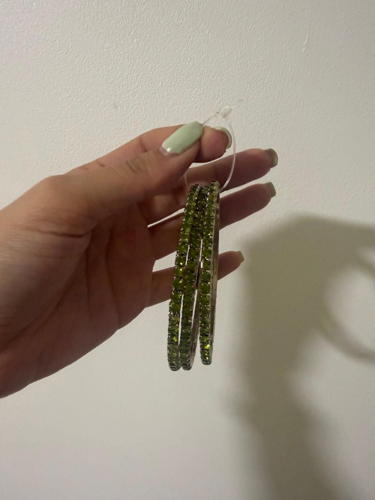 Brazaletes con pedrería verde, foto 1 de 2