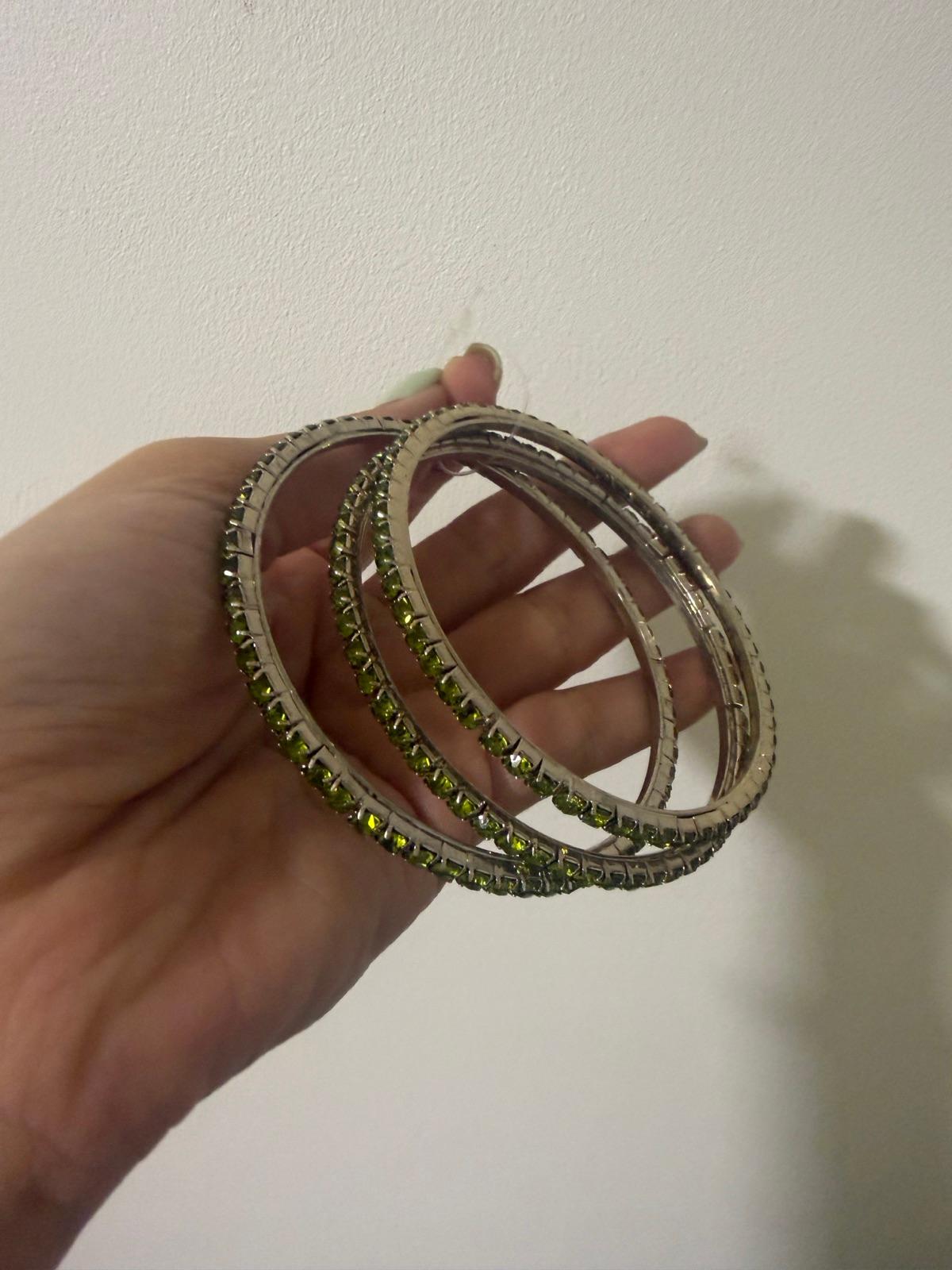Brazaletes con pedrería verde, foto 2 de 2
