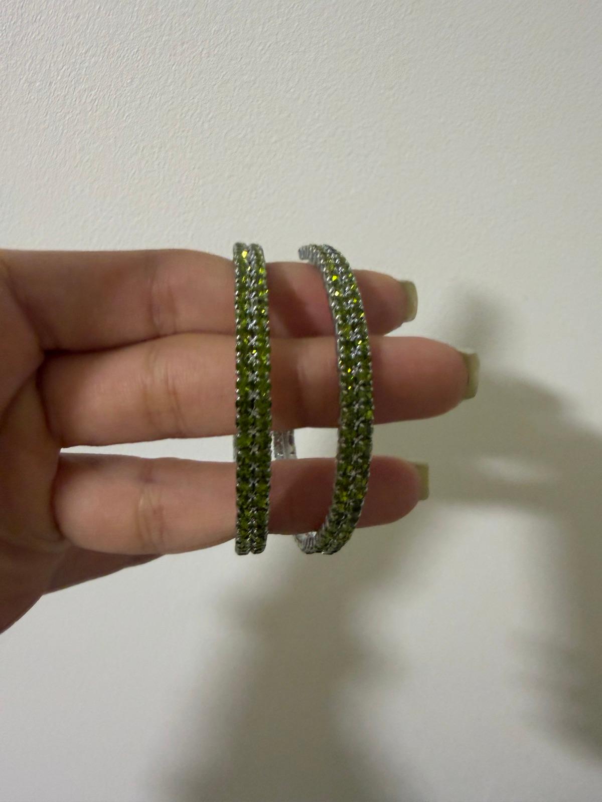 Brazaletes con piedras verdes, foto 1 de 2