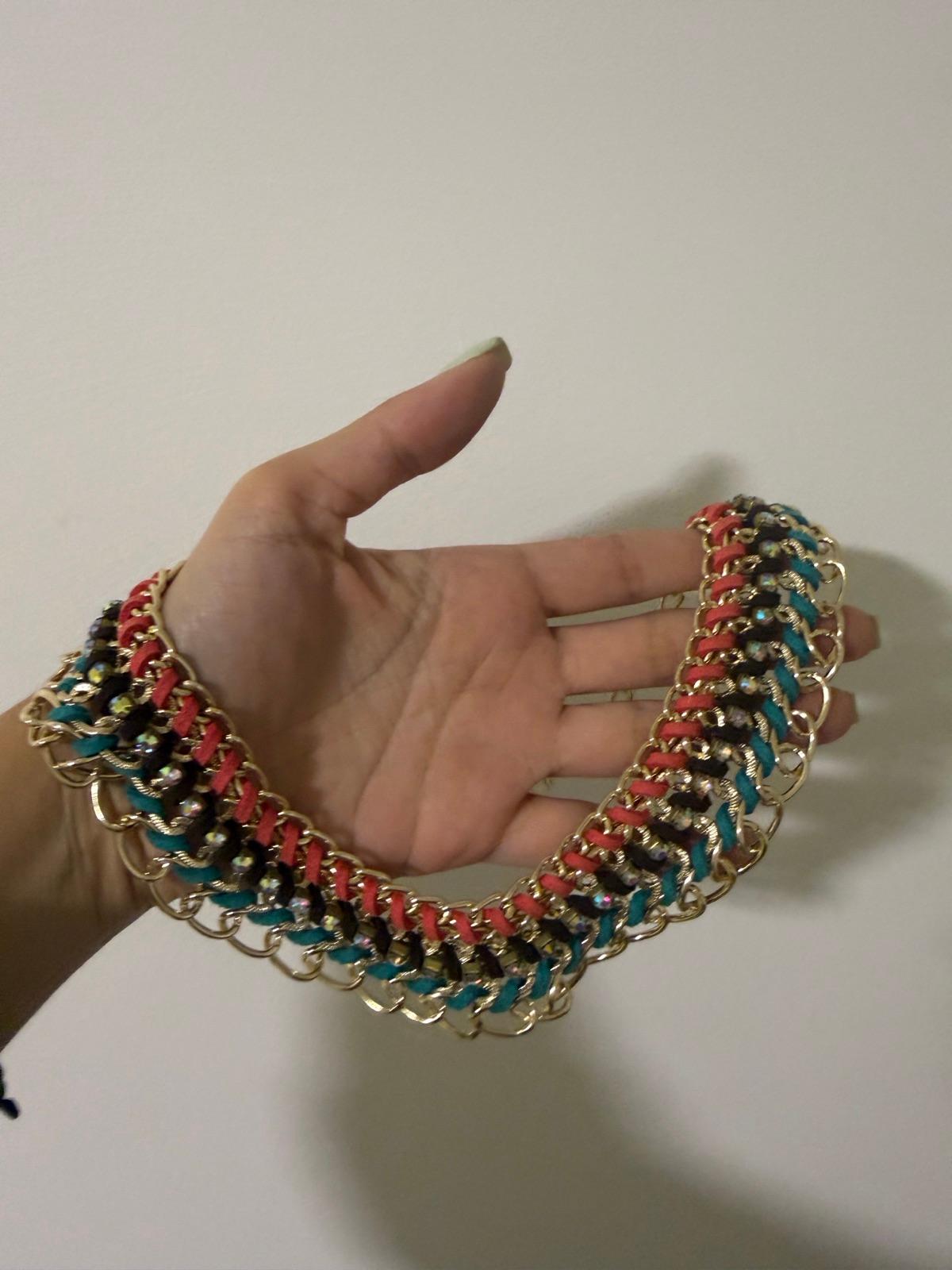 Collar de cadena dorada con hilos de colores, foto 1 de 1