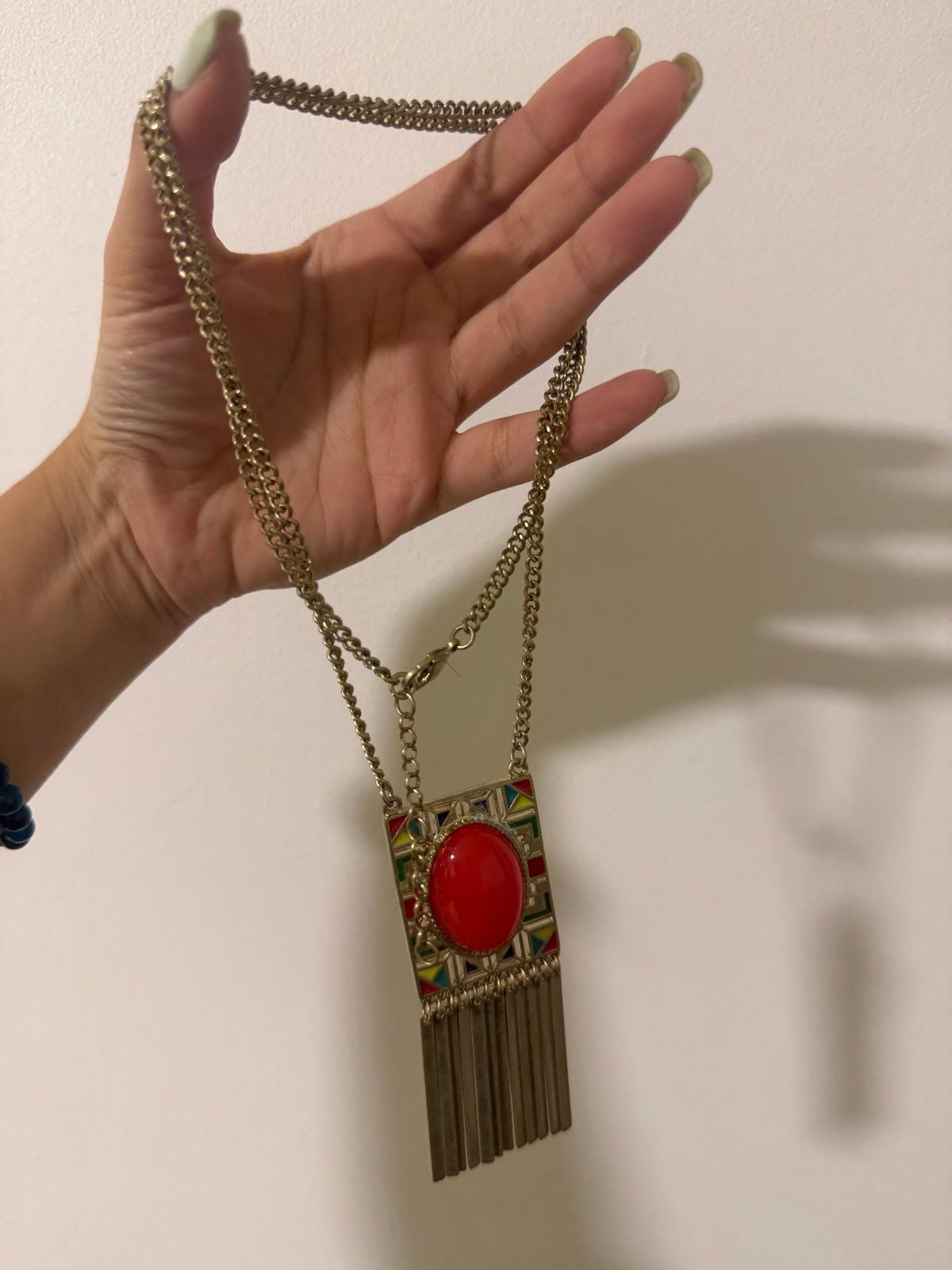 Collar con colgante rectangular y piedra roja, foto 1 de 2