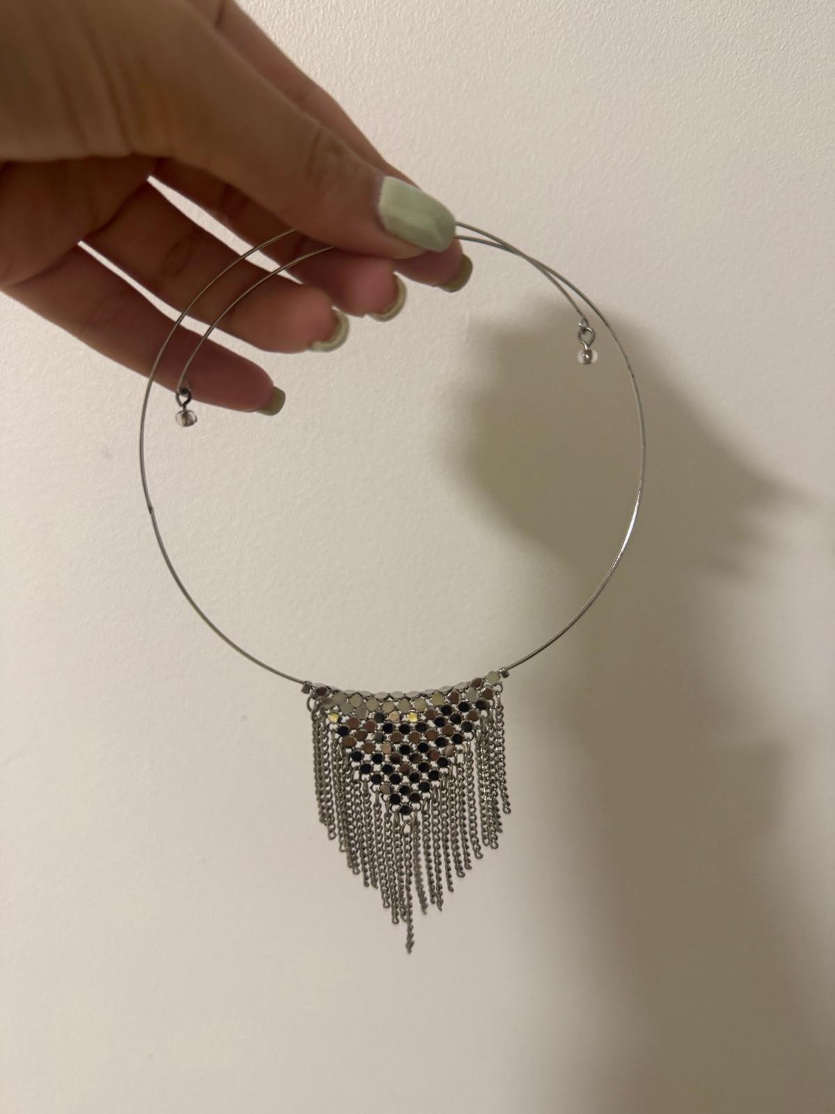 Collar rígido plateado con dije triangular y cadenas colgantes, foto 1 de 1