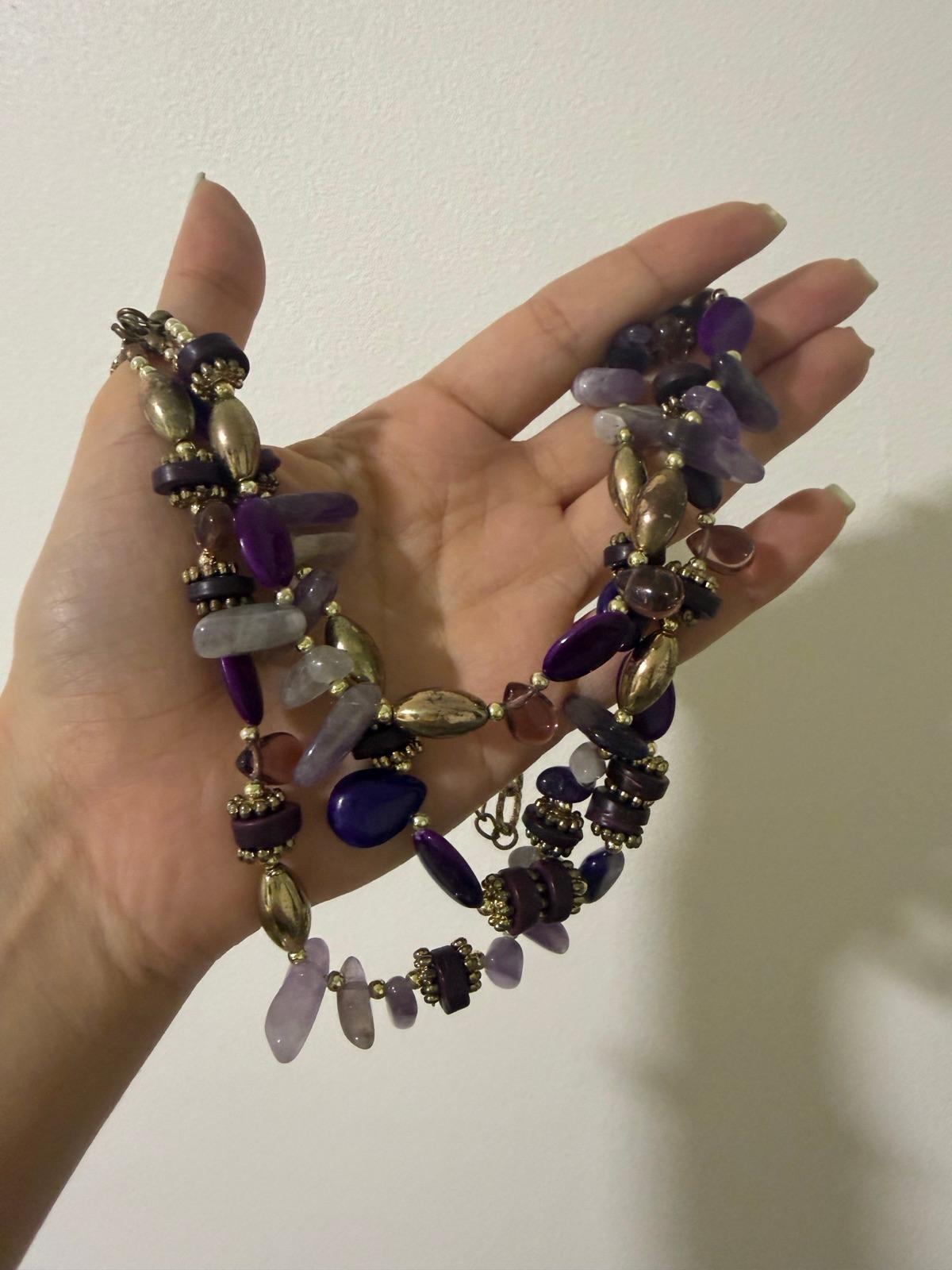 Collar de cuentas y piedras moradas, foto 1 de 2