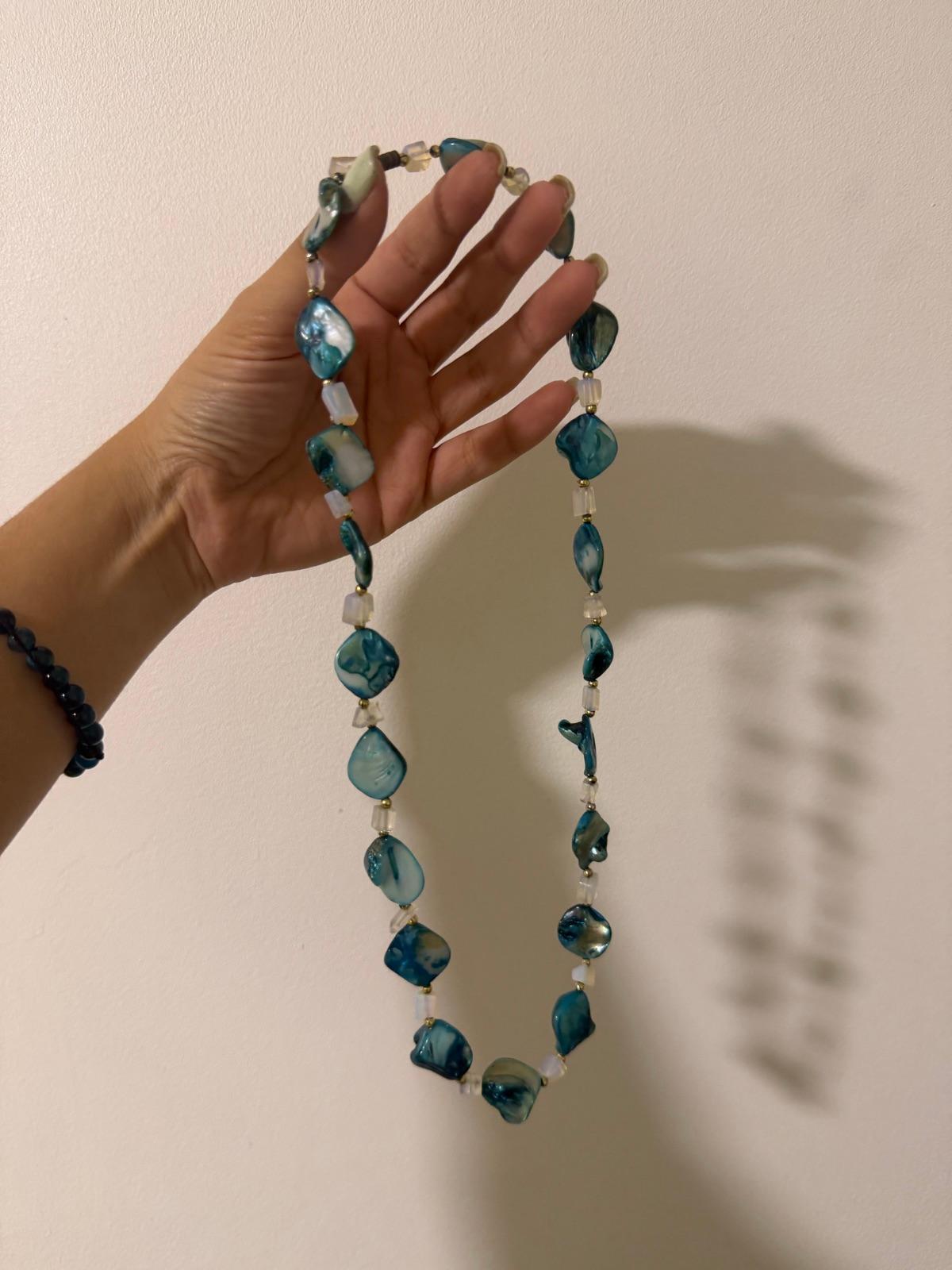 Collar de cuentas y piedras azul verdoso, foto 2 de 2