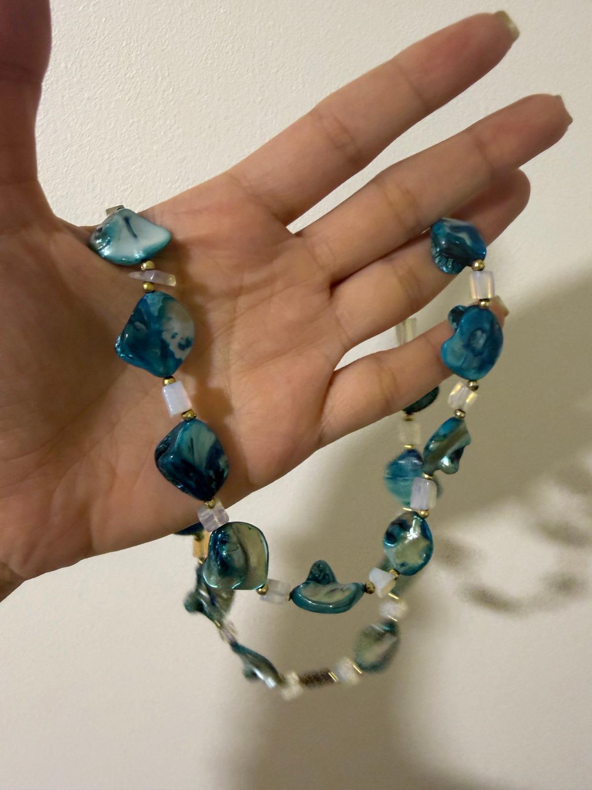 Collar de cuentas y piedras azul verdoso, foto 1 de 2