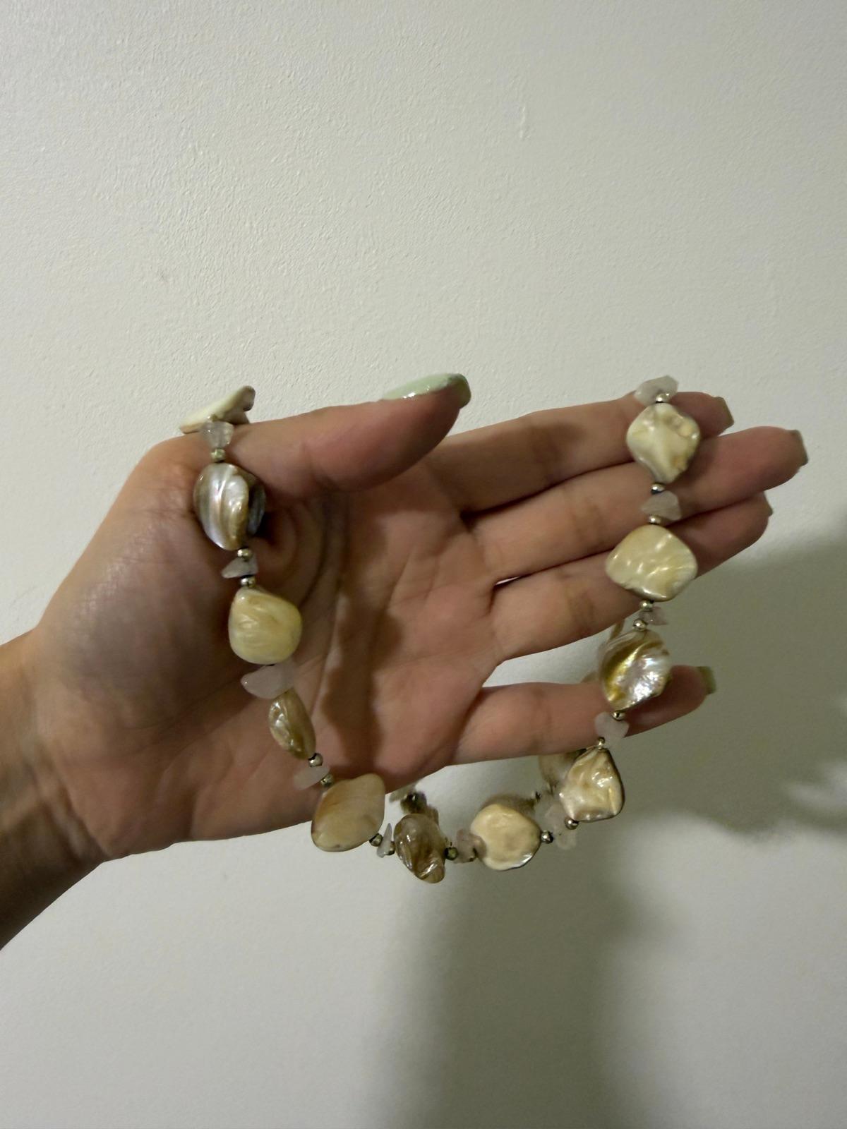 Collar de cuentas y piedras nacaradas, foto 1 de 2