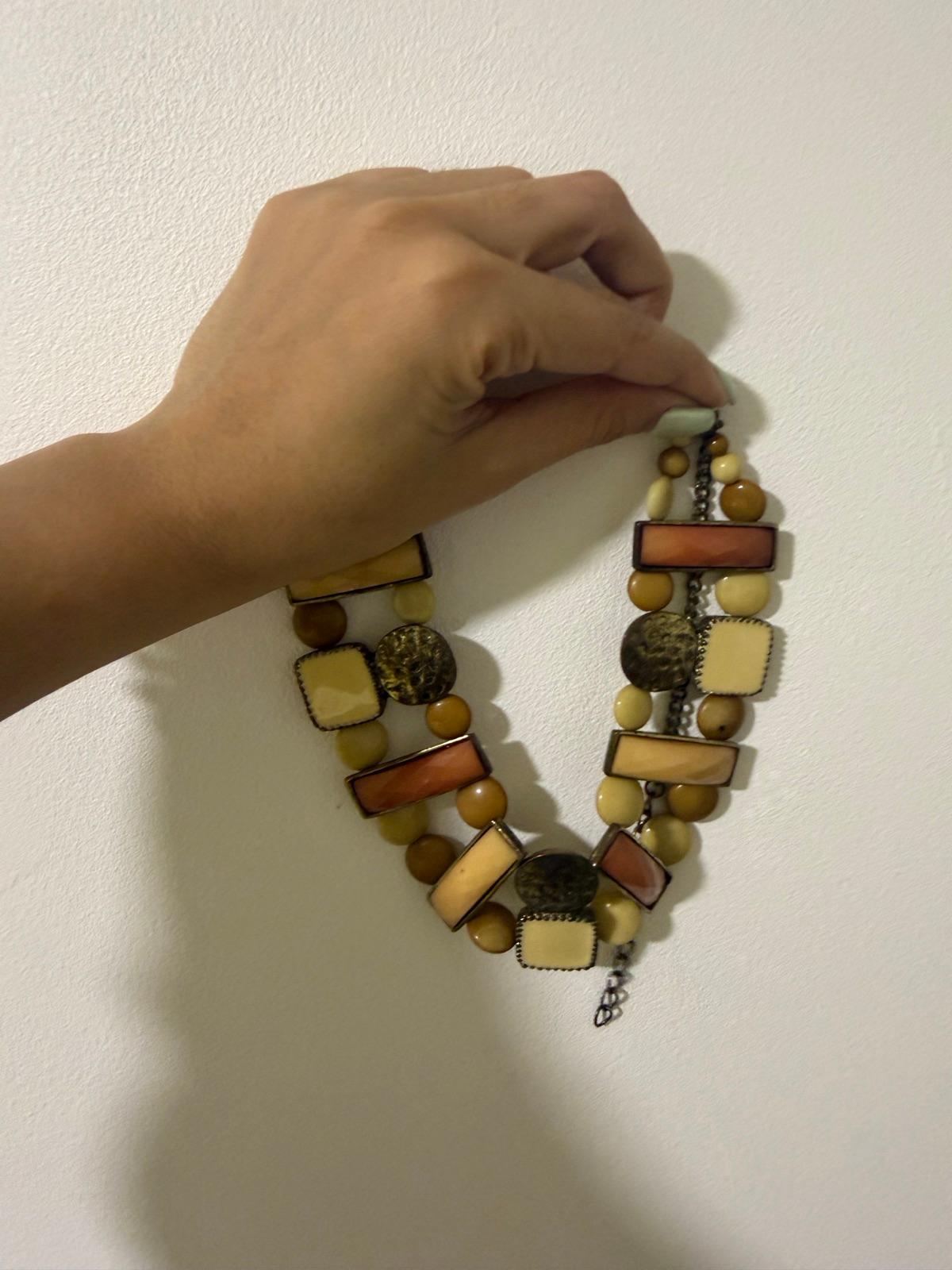 Collar de cuentas y piezas geométricas, foto 2 de 2