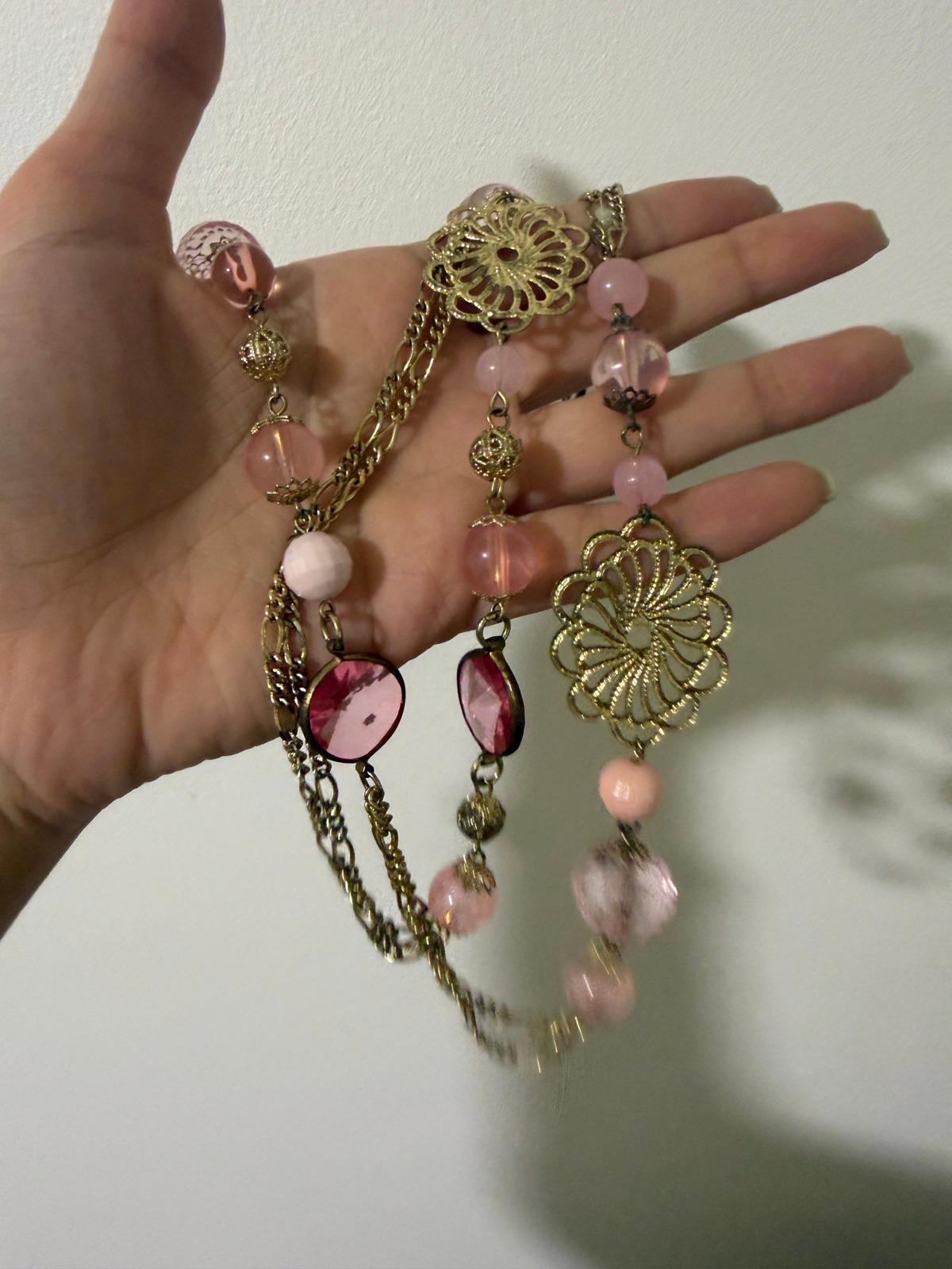 Collar dorado con cuentas rosadas y detalles florales, foto 2 de 2
