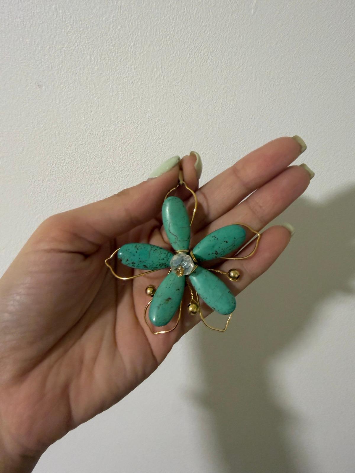 Dije Colgante Forma de Flor Turquesa y Dorado, foto 2 de 2